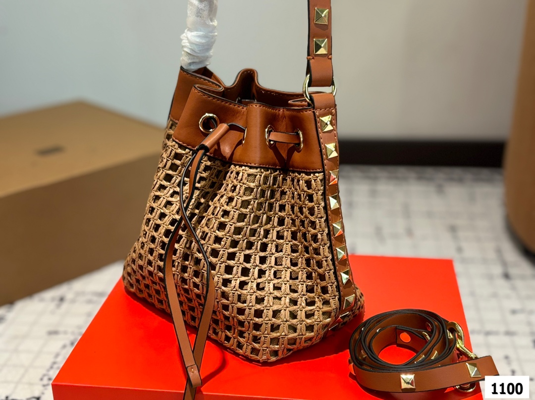 P185 配折叠盒子 Valentino 华伦天奴编织包24春夏浓浓的度假风，却也适合日常觉得这样的包包得有一个，毕竟，海浪、沙滩，没人想拒绝# 尺寸：18 20