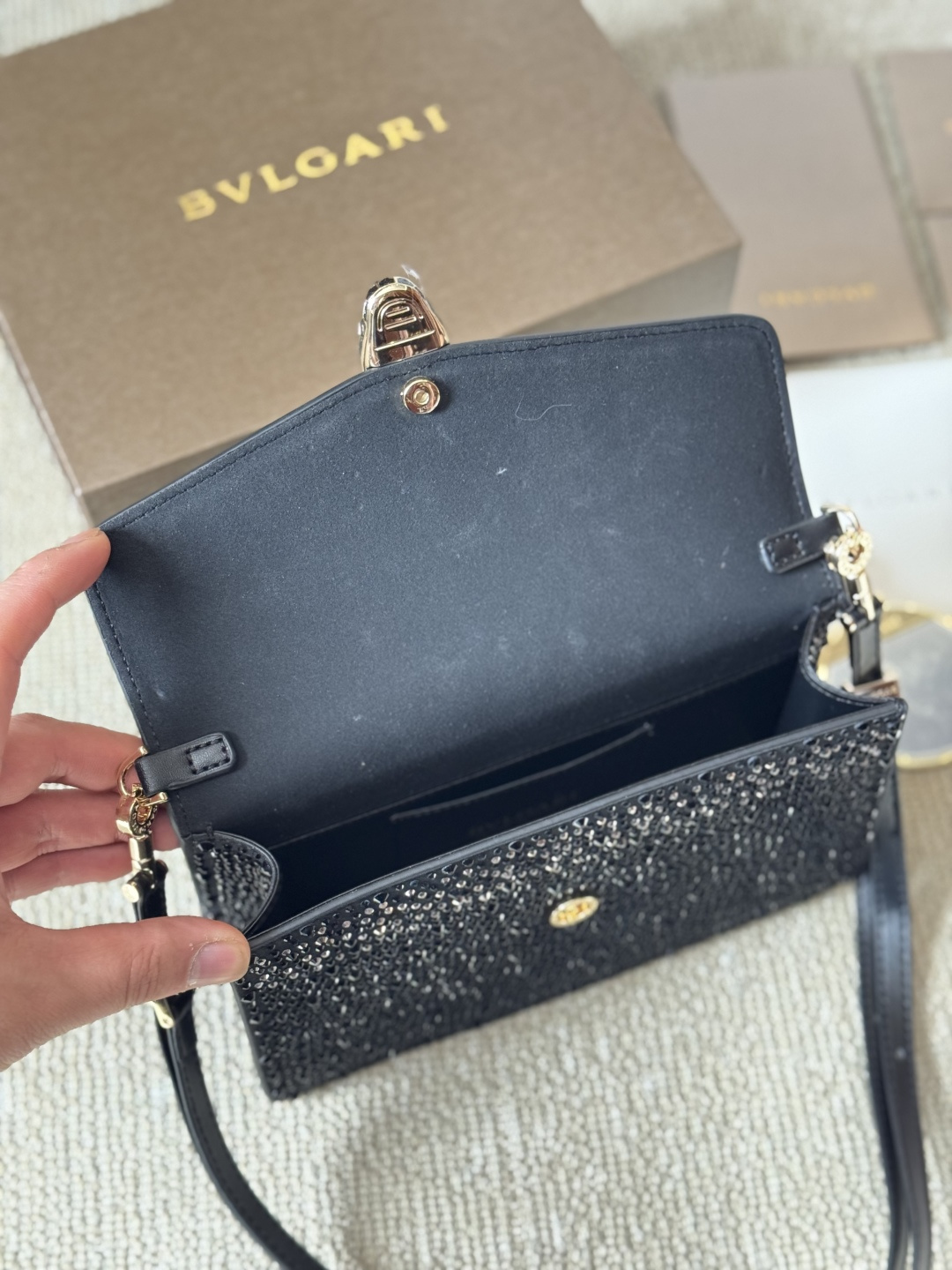 顶级原单 纯牛皮 p245 宝格丽Bvlgari 神仙合作款 Ss25限定系列 撞色新款 原版珐琅蛇头 A爆啦 原单品 Woc风琴包 内里原版隔断 [得意]可单肩可斜挎 万年不过时 专柜对版 彰显高级品味 如果女人衣柜里面没有一款宝格丽就称不上一个完美的女人❤️进口原版珐琅蛇头扣 五金扣好质感巨百搭，质量好到爆棚 版型油边超级牛[得意][得意]细节决定品质[玫瑰]尺寸：20 16cm