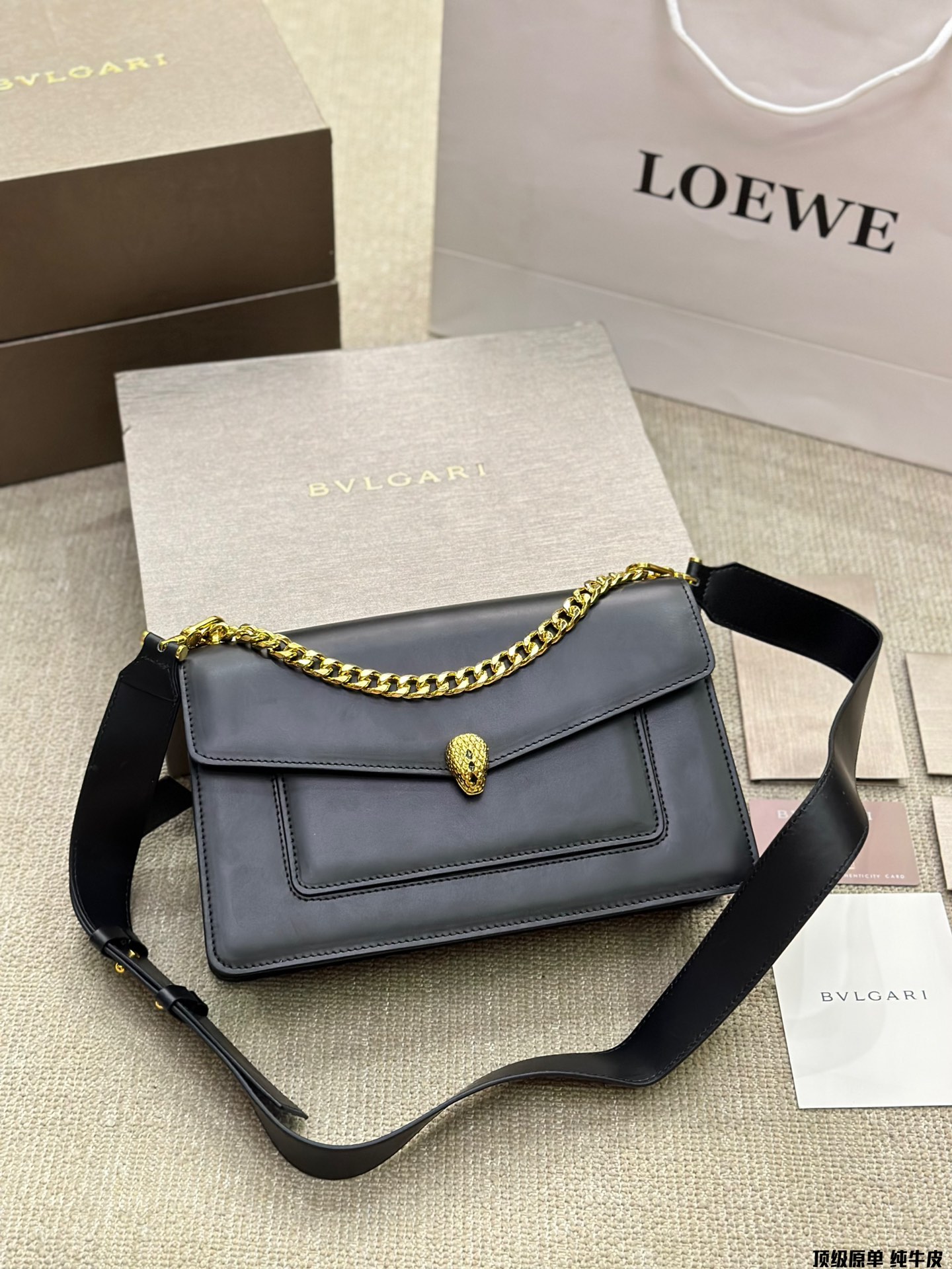 顶级原单 纯牛皮p220 宝格丽Bvlgari 神仙合作款 Ss24限定系列 撞色新款 原版珐琅蛇头 A爆啦 原单品 Woc风琴包 内里原版隔断 [得意]可单肩可斜挎 万年不过时 专柜对版 彰显高级品味 如果女人衣柜里面没有一款宝格丽就称不上一个完美的女人❤️进口原版珐琅蛇头扣 五金扣好质感巨百搭，质量好到爆棚 版型油边超级牛[得意][得意]细节决定品质[玫瑰]尺寸：25cm