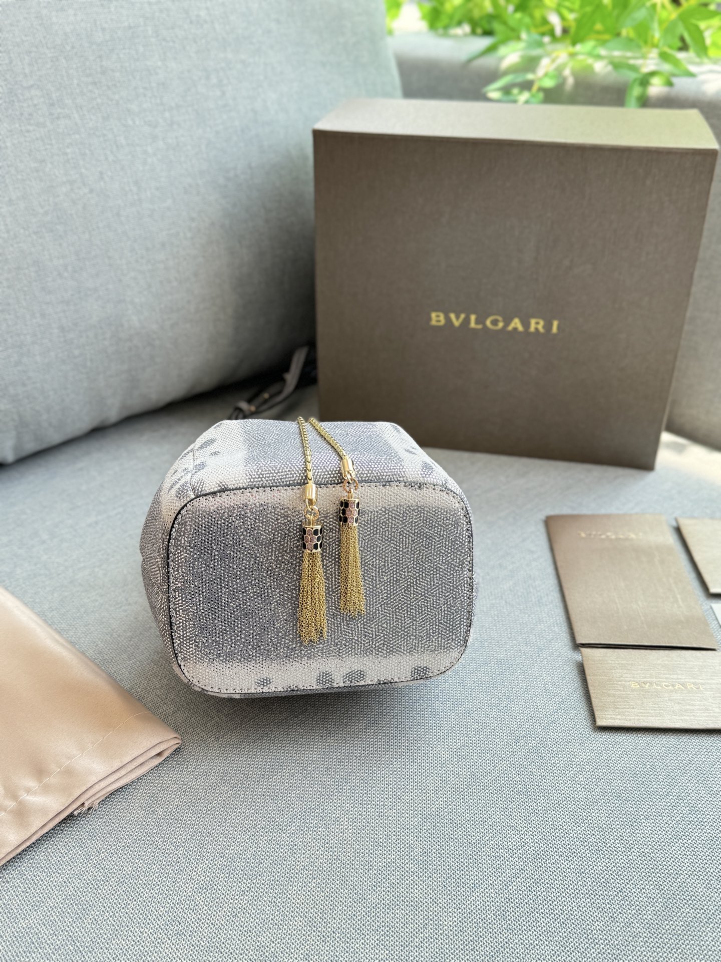 💰240 折叠盒 size:16×19 BVLGARI宝格丽 SERPENTI FOREVER系列 蛇头抽绳扣 水蛇纹 水桶包单肩斜挎包 细节处理的精致程度令人惊叹。 立刻感受到了它的优雅和卓越。 线条流畅且美观,让人爱不释手。