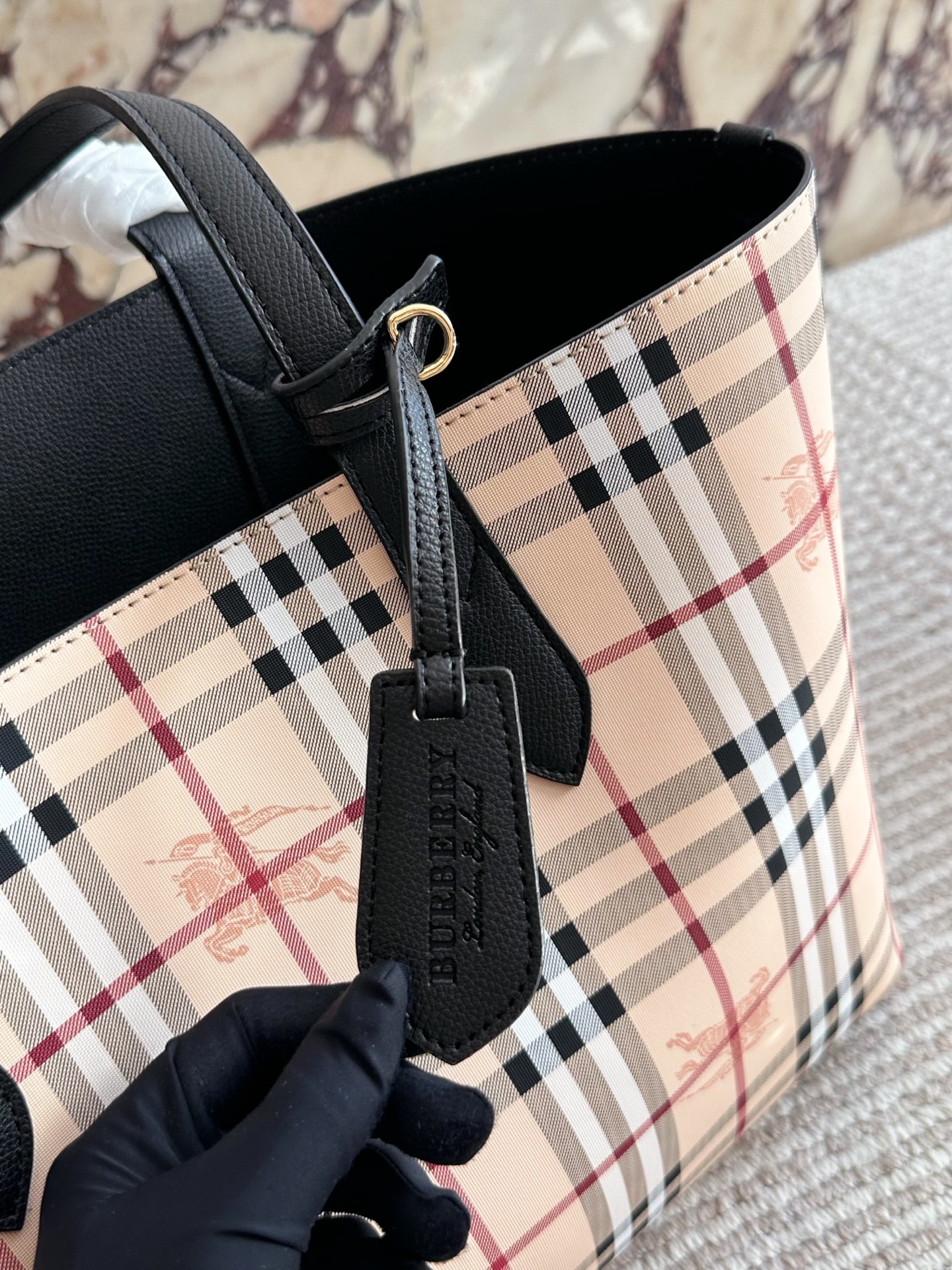 p150 Burberry巴宝莉经典款双面托特包 Burberry巴宝莉双面tote托特包,最喜欢的托特包~ 经典格纹和黑色两面都可以使用,上 身给人简约利落的感觉 一年四季都能背,百搭又耐看,最主要是非常实用~ 容量超大,短途旅行、上 班上学用来放书或者资料都OK台还可以用来当妈咪包哦 自己配个内胆东西就可以归类,方便拿东西还安全! 35cm无盒