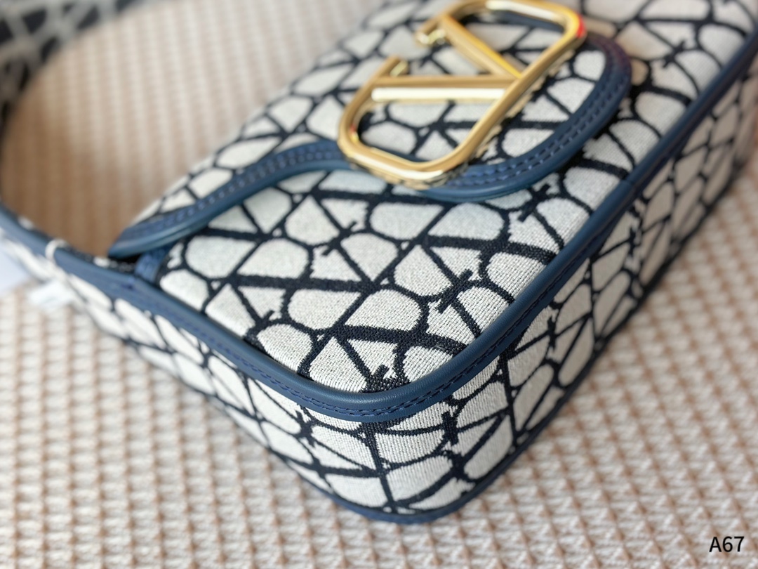 💰135 折叠礼盒包装 🌟Valentino 华伦天奴Loco 绝美仙女必备 也太好看了叭 手提单肩都🉑 解锁时尚魅力 可盐可甜 做整条街最靓的女孩👩🏼&zwj;🦱 尺寸：23-7-13