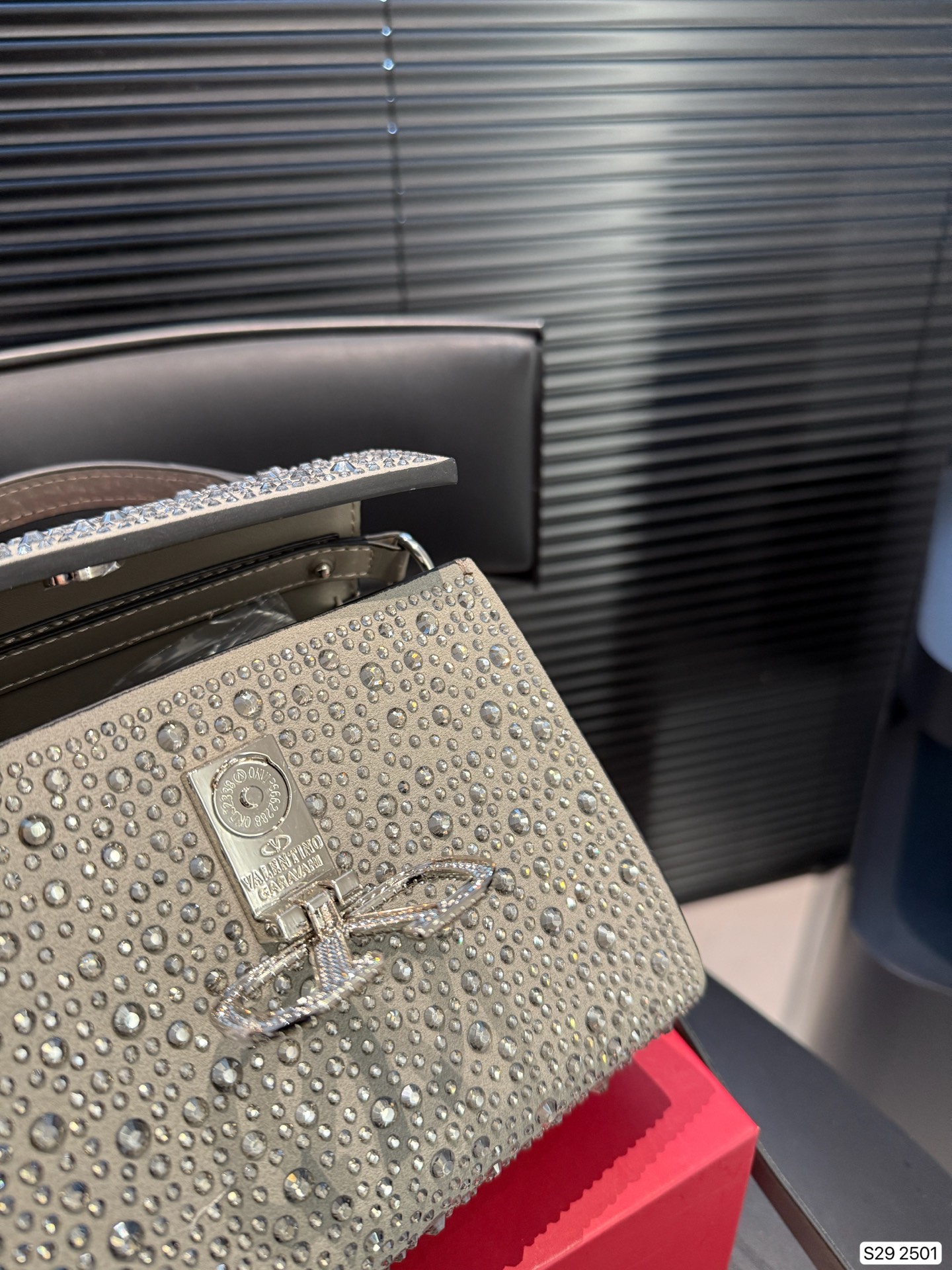P195 配折叠盒子 valentino vsling 满钻托特包 华伦天奴一款手提包，连接肩带的话，可以作为单肩包 或斜挎包使用 包包正面的V标华伦天奴特有的标志 高级感 时髦 good #华伦天奴尺寸：19 14 货号2501