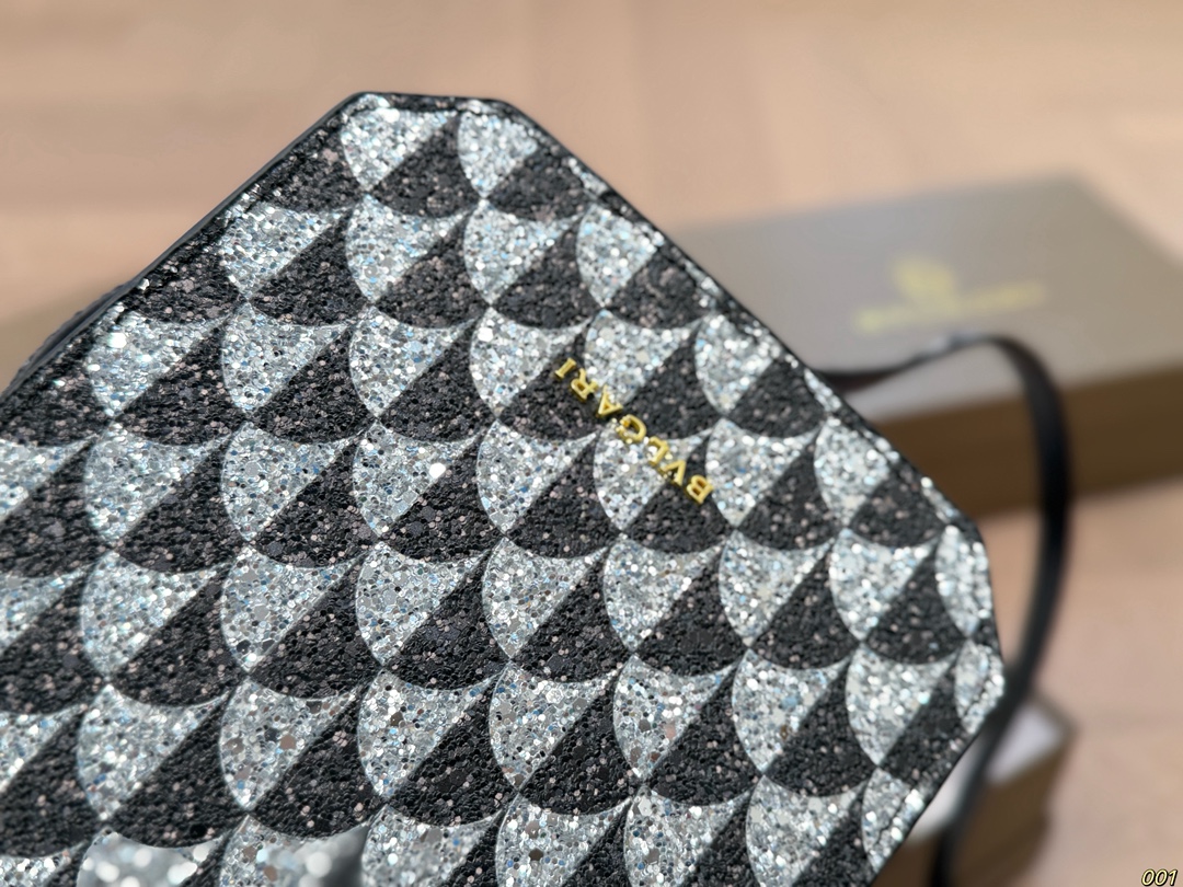 &yen;145配盒 宝格丽 Bvlgari蛇头包 ⚠️顶级原单 不愧是开挂般的存在 包身轻便 百搭 给予满满的高级感 尺寸16 19