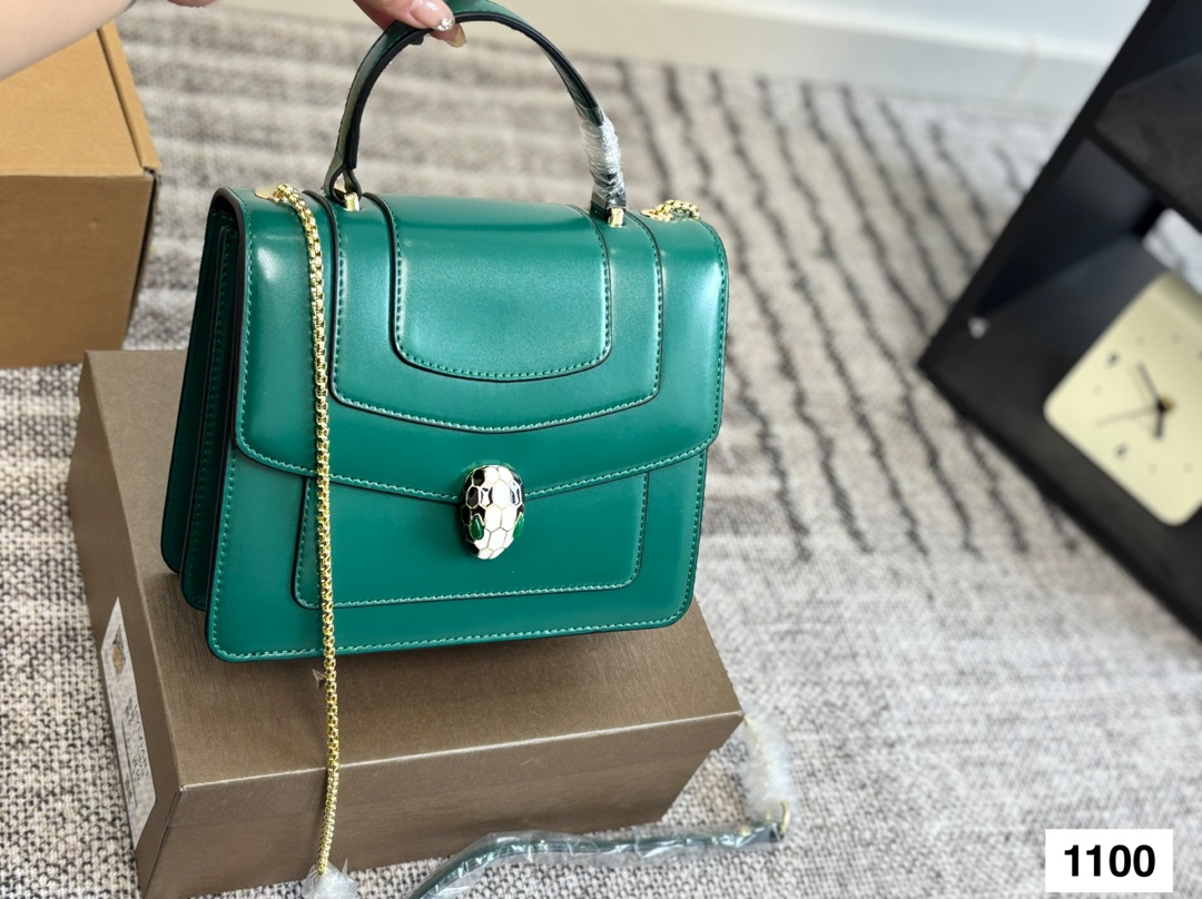 P135 礼盒🎁 宝格丽Bvlgari 神仙合作款 Ss24限定系列 撞色新款 原版珐琅蛇头 A爆啦 原单品 Woc风琴包 内里原版隔断 [得意]可单肩可斜挎 万年不过时 专柜对版 彰显高级品味 如果女人衣柜里面没有一款宝格丽就称不上一个完美的女人❤️进口原版珐琅蛇头扣 五金扣好质感巨百搭，质量好到爆棚 版型油边超级牛[得意][得意]细节决定品质[玫瑰]尺寸：23 18cm