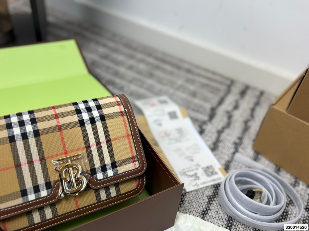 p170 配礼盒 Burberry巴宝莉TB金扣豆腐包 白色超美太适合春夏了 尺寸22.15