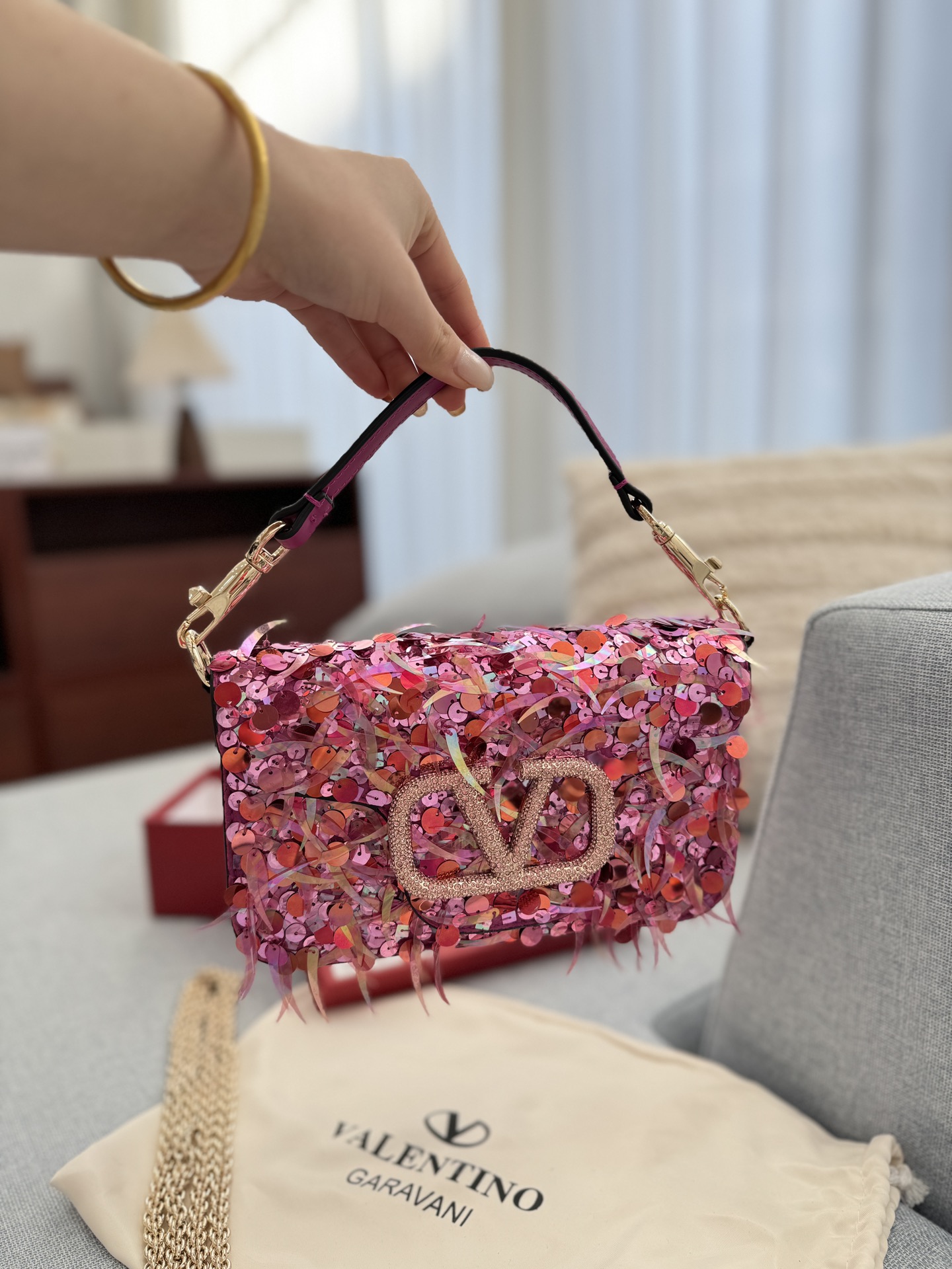 P420 配盒🎀 size：22&times;14 Valentino华伦天奴 亮片 链条包 手提单肩斜挎包 华伦天奴 Loco亮片单肩包上身效果很惊艳，高级又不刻板美尽在其中，神秘有灵气的小性感 出席宴会晚会之类时一定要选择亮闪闪