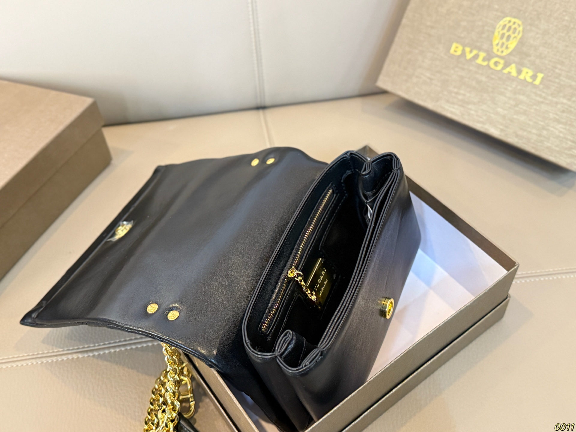 &yen;140配盒 宝格丽 Bvlgari蛇头包 ⚠️顶级原单 不愧是开挂般的存在 包身轻便 百搭 给予满满的高级感 尺寸21 13