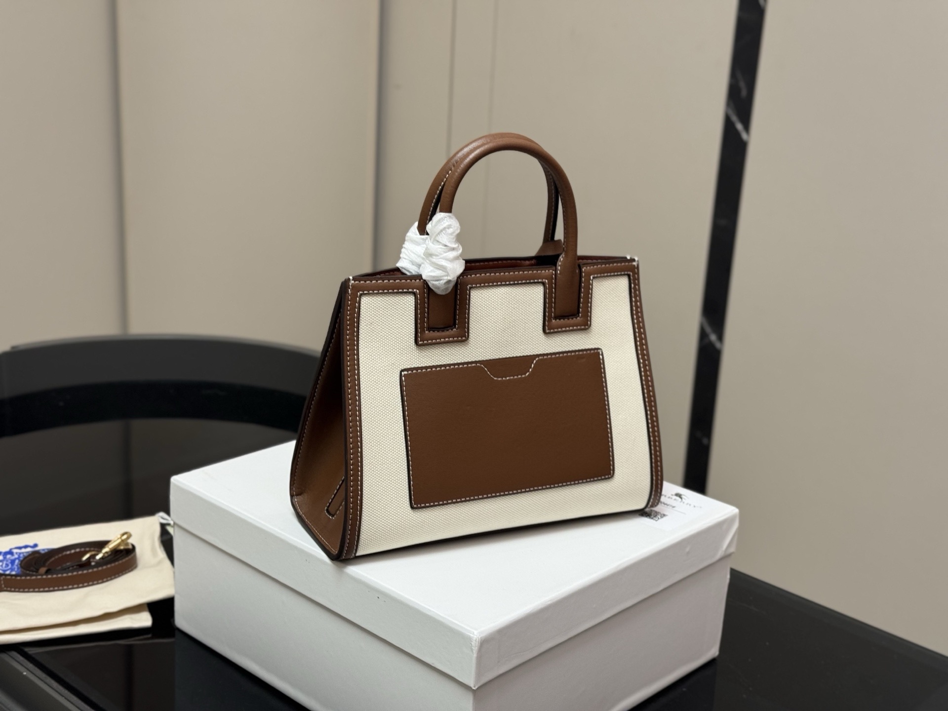 &yen;195 配盒 牛皮 size：27*21cm 巴宝莉 Frances 帆布拼皮 非常Chic！ 自带vintage气质！ BurberryFrances包美是一种态度，我们要活成最好的样子！