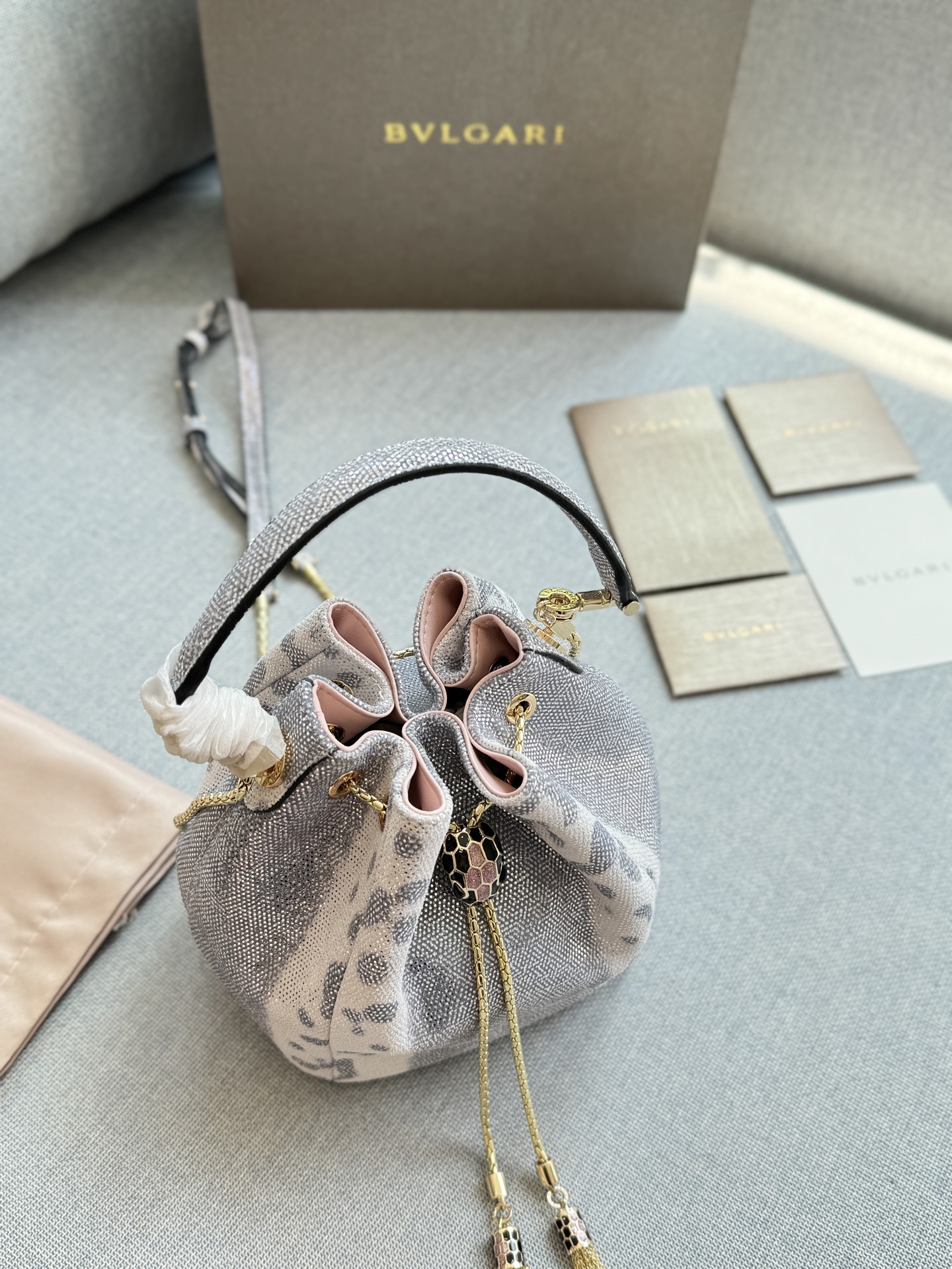 💰240 折叠盒 size:16×19 BVLGARI宝格丽 SERPENTI FOREVER系列 蛇头抽绳扣 水蛇纹 水桶包单肩斜挎包 细节处理的精致程度令人惊叹。 立刻感受到了它的优雅和卓越。 线条流畅且美观,让人爱不释手。