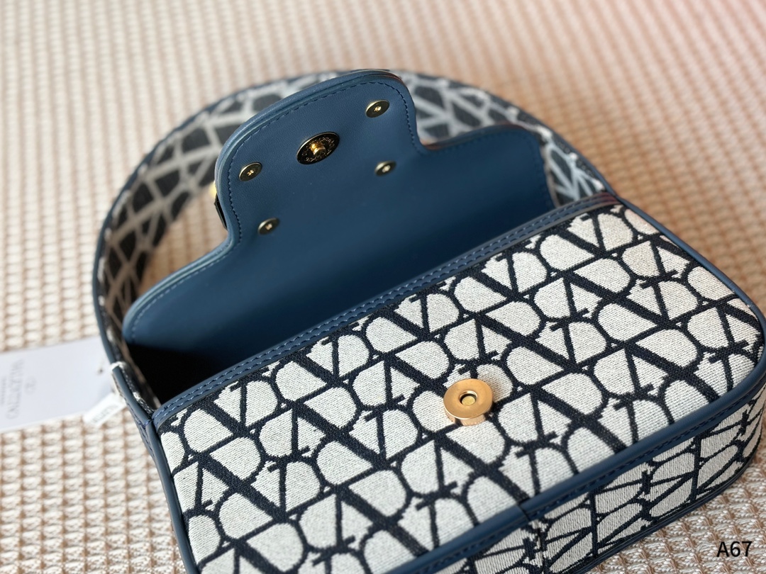 💰135 折叠礼盒包装 🌟Valentino 华伦天奴Loco 绝美仙女必备 也太好看了叭 手提单肩都🉑 解锁时尚魅力 可盐可甜 做整条街最靓的女孩👩🏼&zwj;🦱 尺寸：23-7-13