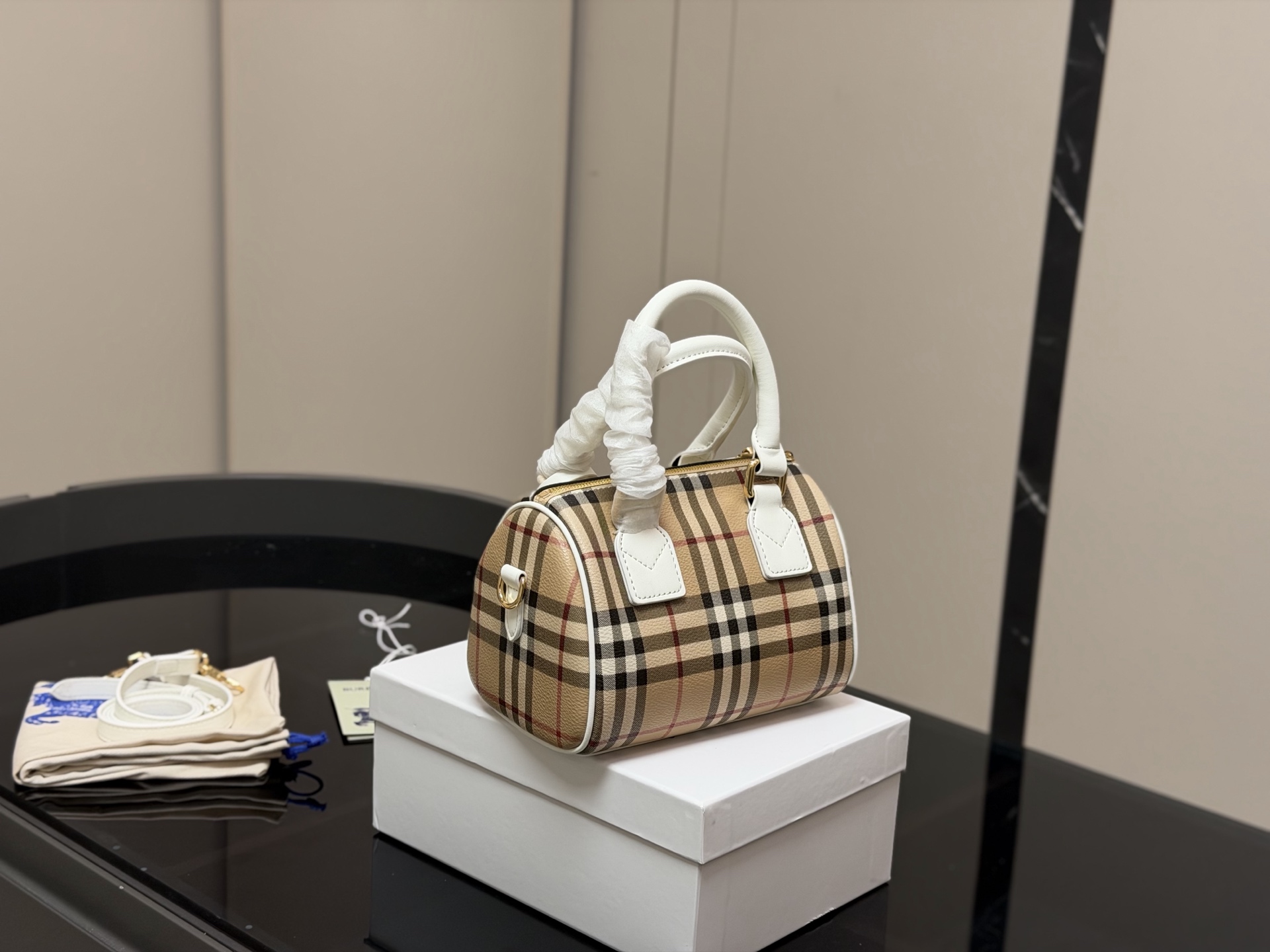 ¥160 配盒 size:20.13cm 巴宝莉|敲可爱的枕头包~ 多配色、手提斜挎随心搭配~