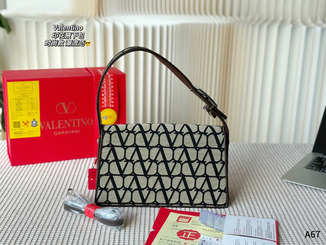 💰180 折叠礼盒包装 🌟华伦天奴印花腋下包 解锁时尚魅力 🉑盐🉑甜 整条街最靓的女孩 尺寸：28-8-16