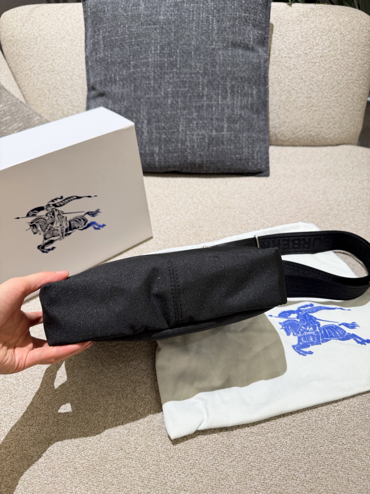 p160 巴宝莉男包秋冬季轻便穿搭 巴宝莉 斜背包,装饰与内衬配色呼应的精纺崁纱骑士印章,以反光纱线打造,源自 1980 年代品牌包款的典藏图案。肩背带点缀同色系 Bur字母徽标,可调节缔造肩背或斜挎造型。 尺寸:26.5 x 9 x 18cm配盒子