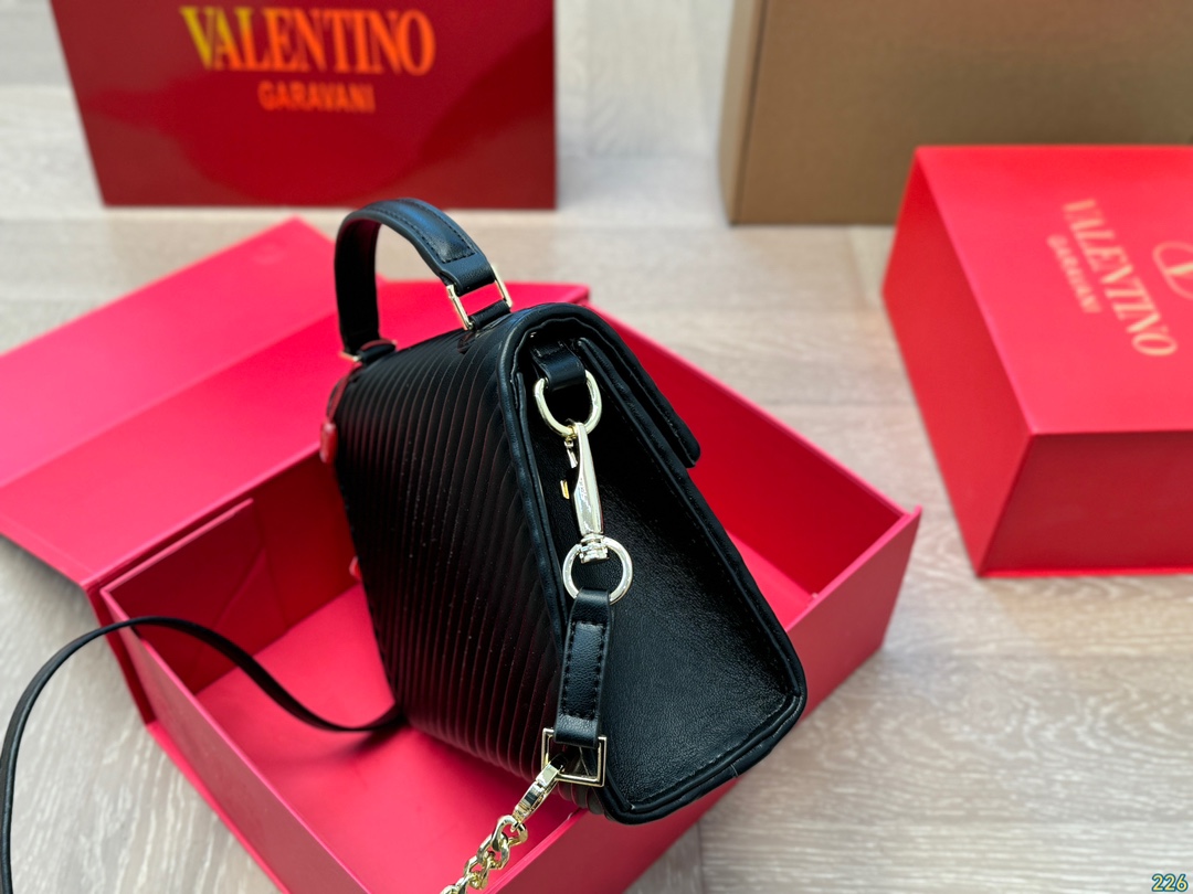 ¥170折叠盒 华伦天奴Valentino手提包 简约的包身廓形解锁时尚魅力 可盐可甜 让你成为整条街最靓的女孩 很百搭哦 yyds 尺寸:21 16