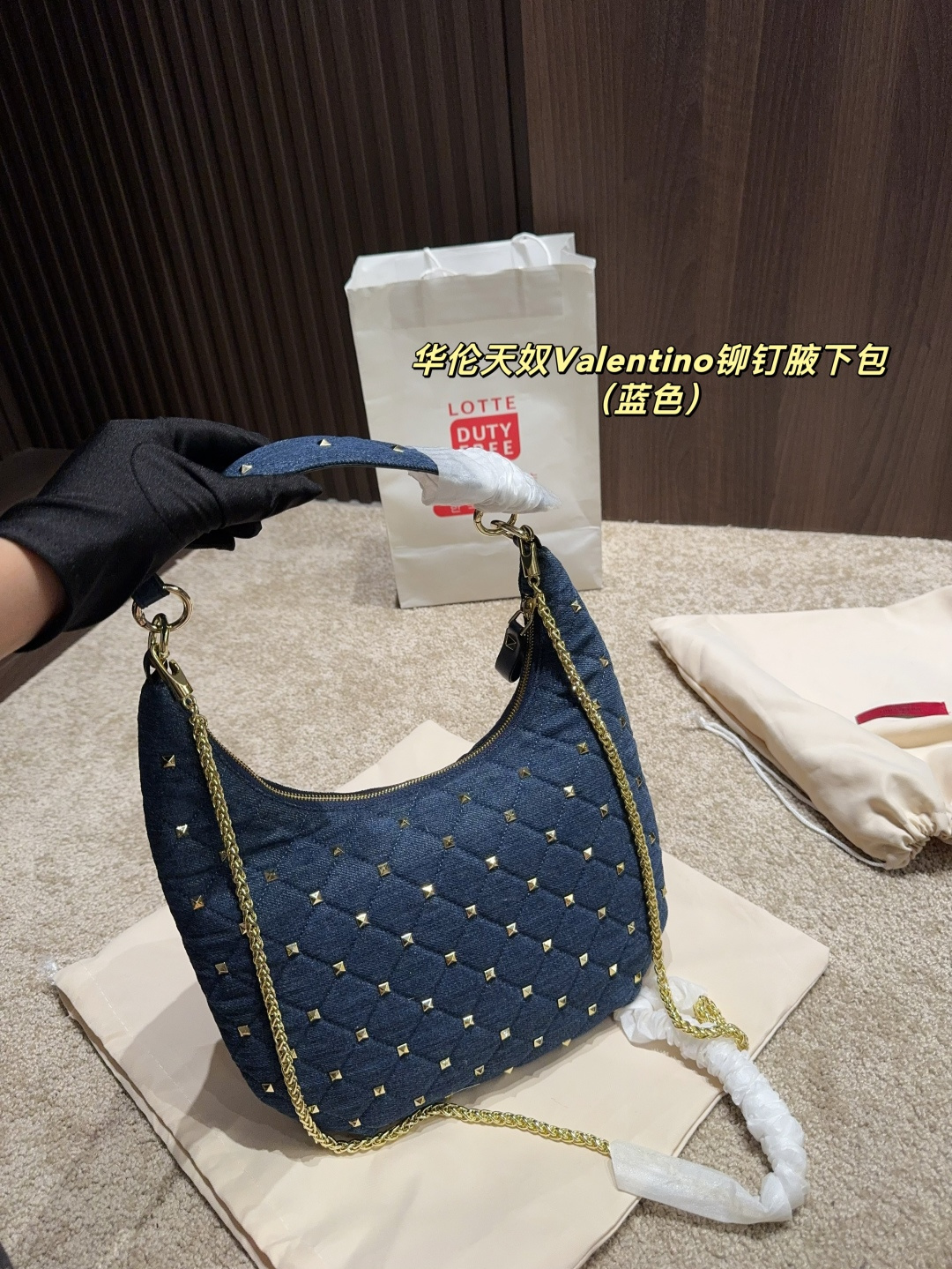 p160配折叠盒⚠️尺寸16.19 华伦天奴Valentino铆钉腋下包 超经典的华伦天奴铆钉包,永不过时的时尚单品!💖每一款都超美,经典百搭,时尚度满分~✨