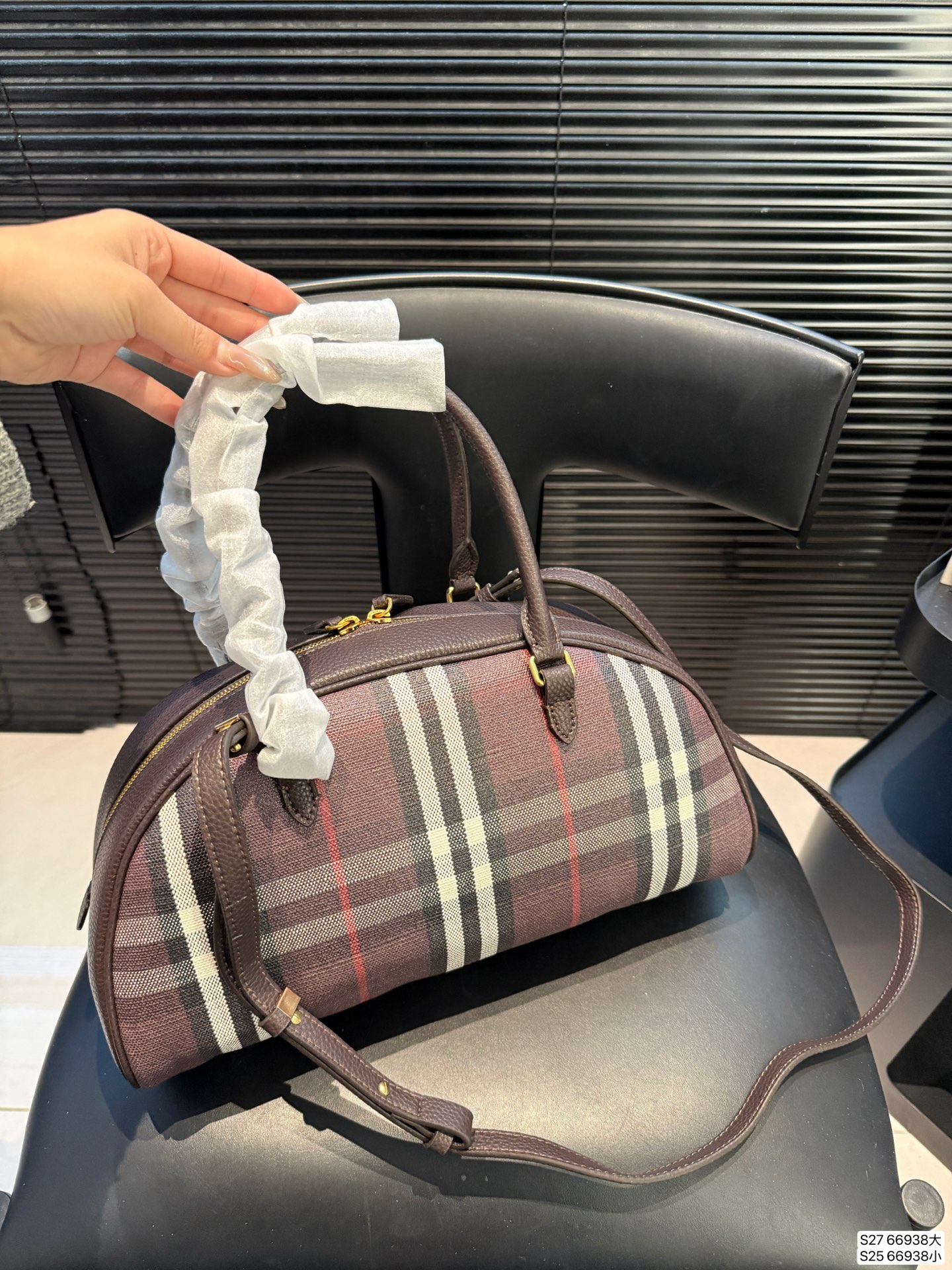 大号P185小号P175 巴宝莉一眼沦陷的复古优雅 救命!包包也太戳我心巴了吧🥰 经典的格纹元素,搭配复古的贝壳包型,真的是把优雅刻进了DNA里! 它的容量也超棒,日常出门需要带的手机、口红、粉饼什么的,都能轻松装下。而且还有长肩带,可以手提尺寸大34 18 小19 13 货号66938