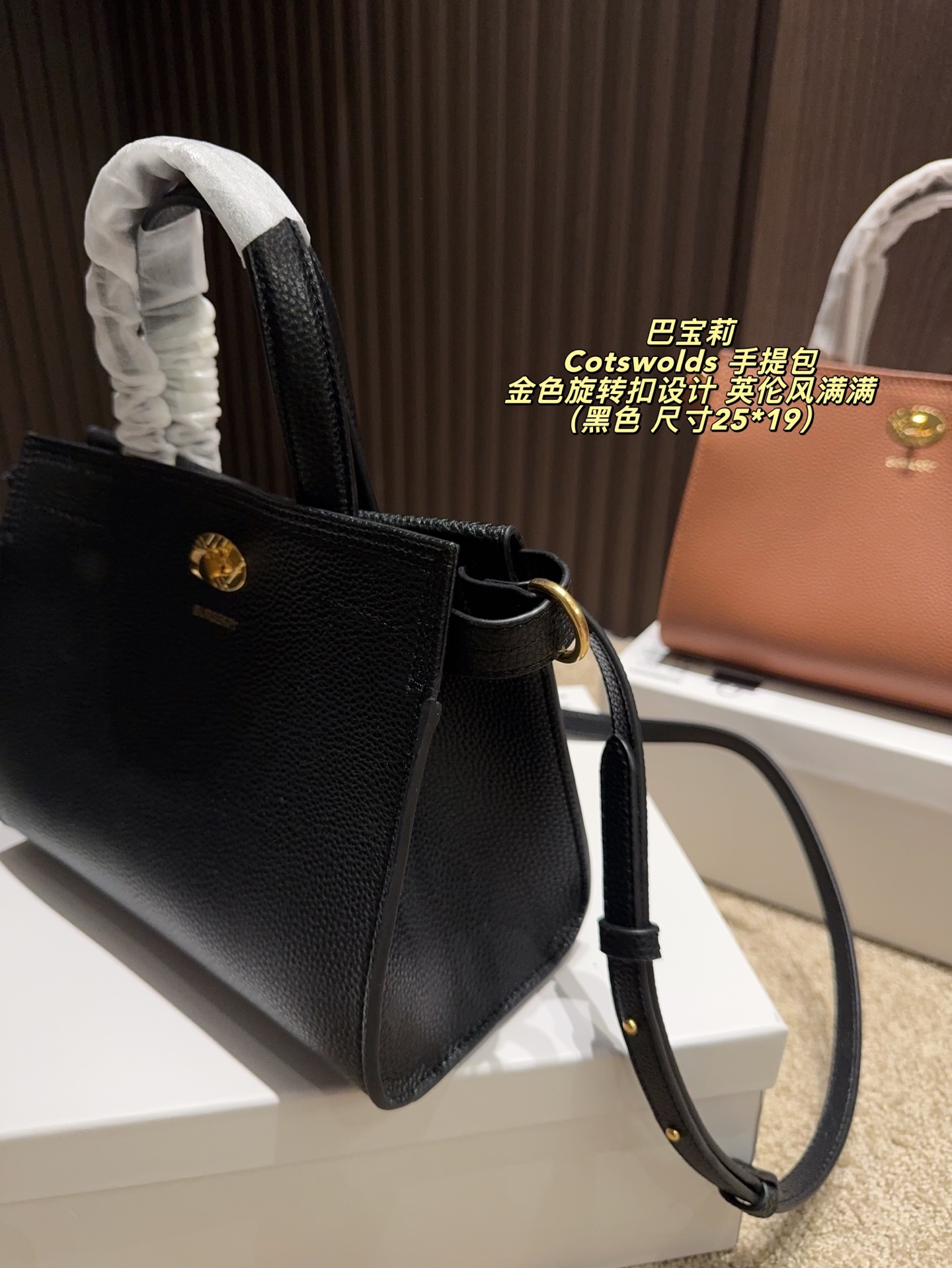 P220配盒⚠️尺寸25*19 Burberry 巴宝莉Cotswolds 手提包 采用粒面小牛皮，质感细腻耐用，低调奢华。金色旋转扣设计，英伦风满满，简约又精致。包身轻盈，容量适中，通勤或出行都很实用。内部空问合理，日常物品轻松收纳。黑色款百搭，适合多种穿搭，是实用与时尚兼具的经典之选的。