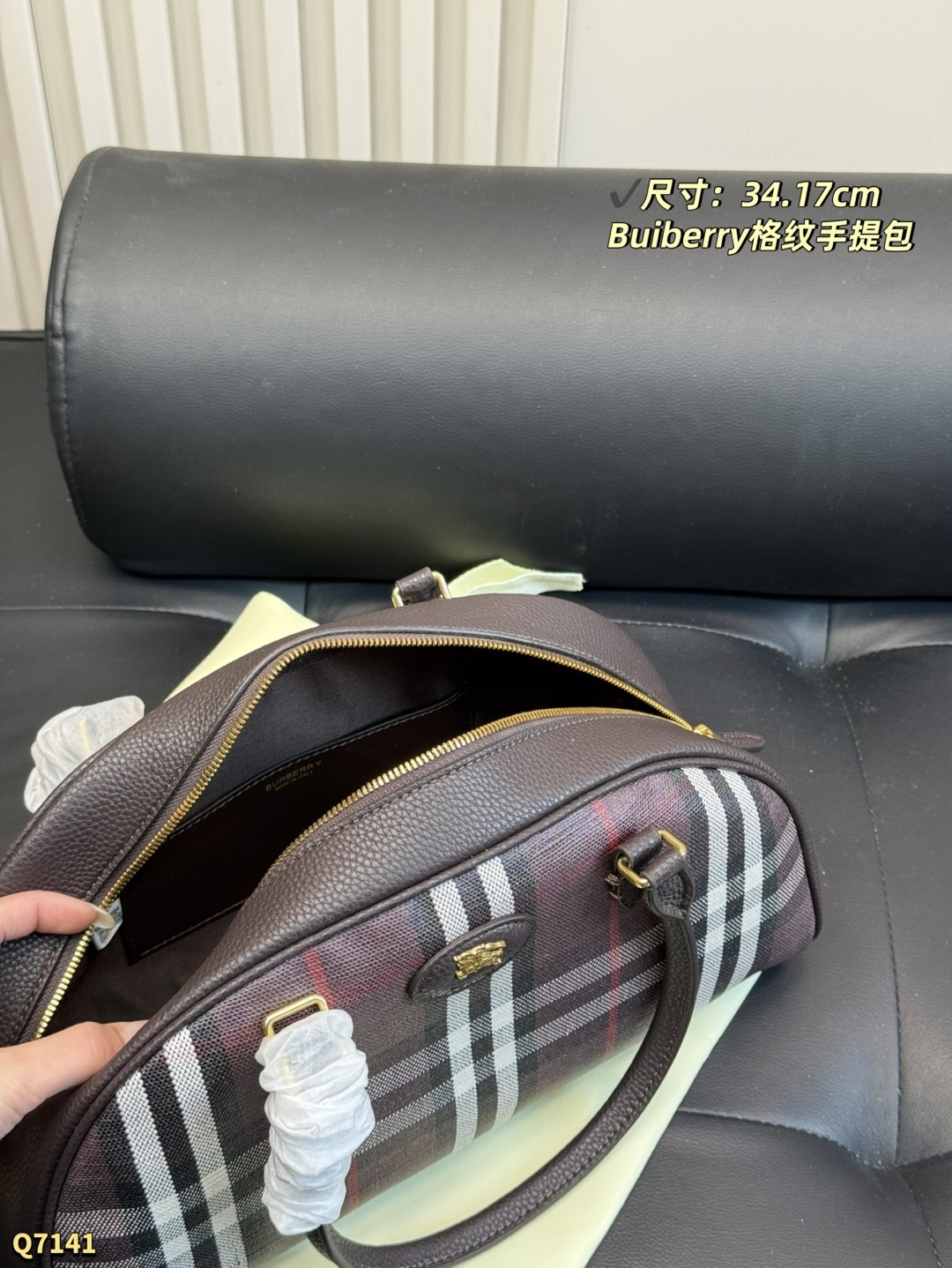 💰180 配折叠盒 尺寸：34.17cm Burberry Highlands保龄球包，经典格纹设计，棉麻混纺+小牛皮饰边，英伦风满满。包身有骑士印章，灵感来自1980年代典藏图案。配可拆卸肩带，手提斜挎都OK！涂层工艺提升耐用性，日常通勤或休闲出行都超适合，实用又时髦凸。