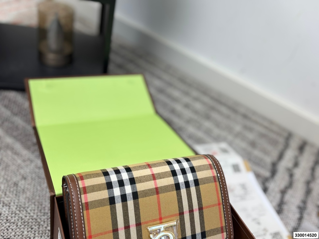 p170 配礼盒 Burberry巴宝莉TB金扣豆腐包 白色超美太适合春夏了 尺寸22.15