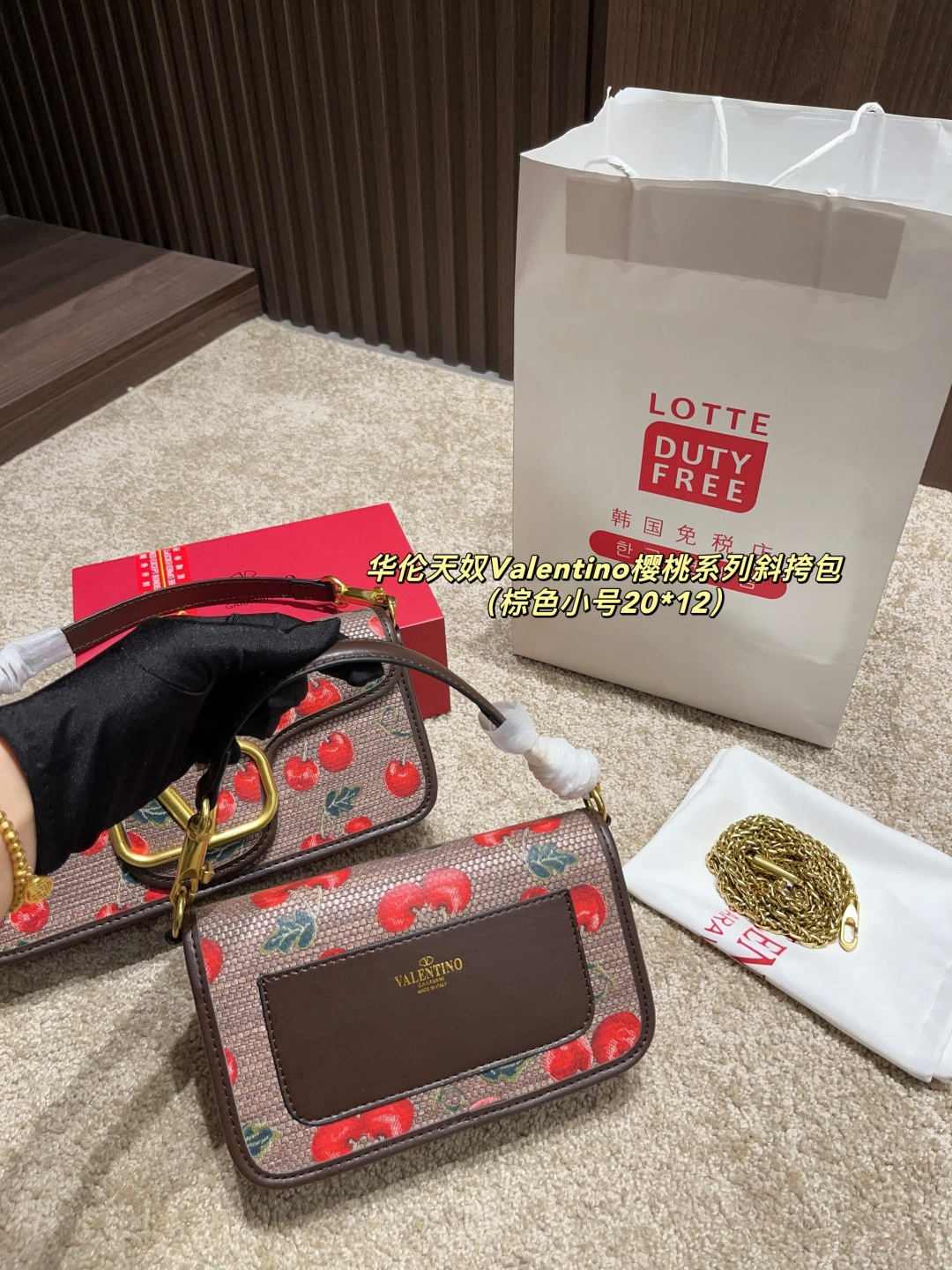 大号p175配盒⚠️尺寸26.12 小号p170配盒⚠️尺寸20.12 华伦天奴Valentino樱桃系列斜挎包 春夏系列 ，丰富的色彩、复杂的图案和多层次的材质，打造出强烈的视觉冲击，Freen轻松驾驭，优雅又性感~传递出春夏季节的浪漫与活力，为品牌注入新的活力！
