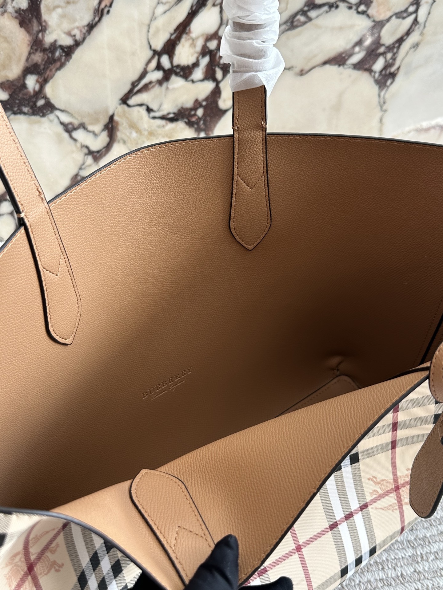 p150 Burberry巴宝莉经典款双面托特包 Burberry巴宝莉双面tote托特包,最喜欢的托特包~ 经典格纹和黑色两面都可以使用,上 身给人简约利落的感觉 一年四季都能背,百搭又耐看,最主要是非常实用~ 容量超大,短途旅行、上 班上学用来放书或者资料都OK台还可以用来当妈咪包哦 自己配个内胆东西就可以归类,方便拿东西还安全! 35cm无盒