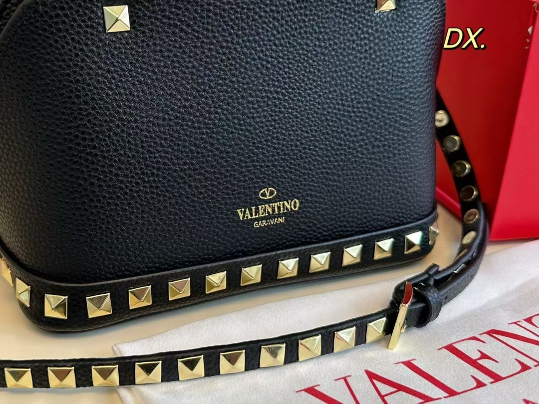 P180(折叠盒) size:21×16 VALENTINO 华伦天奴铆钉贝壳包❤️ 经典贝壳包型配有铆钉点缀✔️好 时尚的同时兼具实用手提功能! 底部铆钉装饰太高级了 细节感满🈵️ 稳重又不失酷帅风格✅