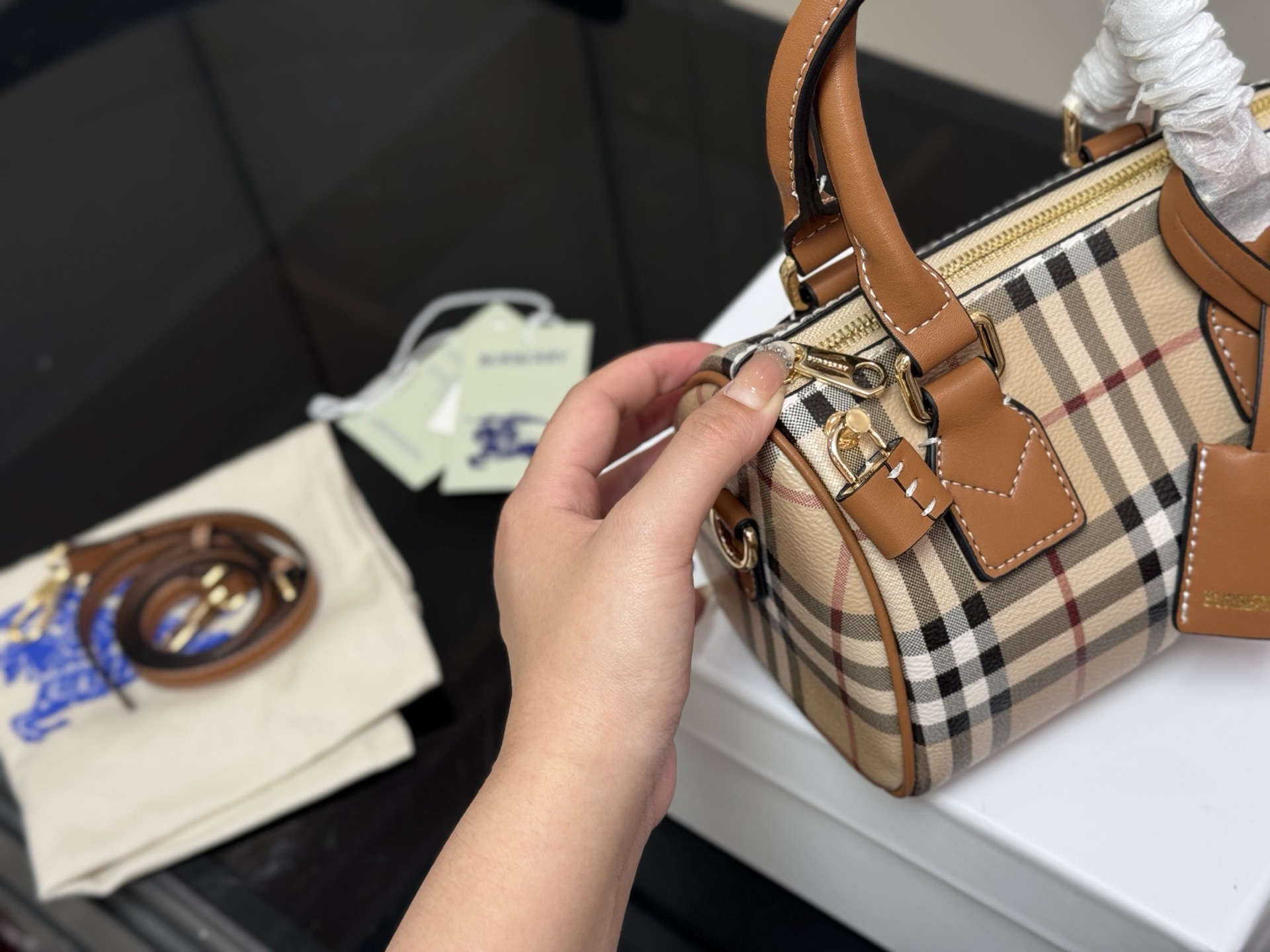 &yen;160 配盒 size:20.13cm 巴宝莉｜敲可爱的枕头包~ 多配色、手提斜挎随心搭配~