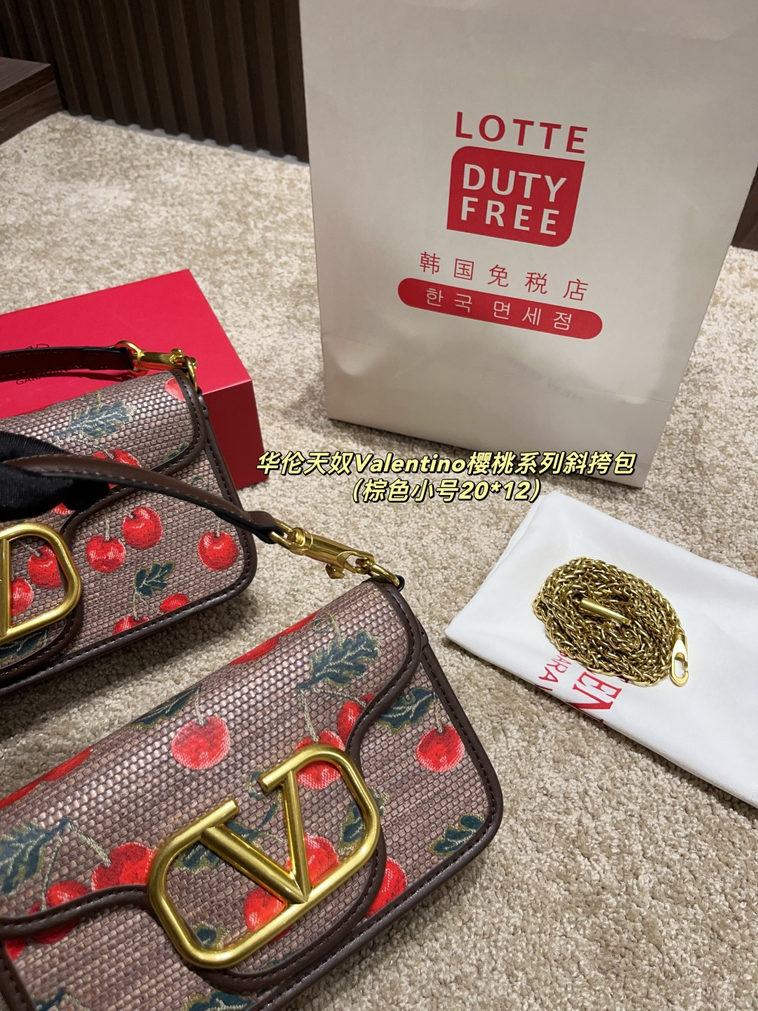 大号p175配盒⚠️尺寸26.12 小号p170配盒⚠️尺寸20.12 华伦天奴Valentino樱桃系列斜挎包 春夏系列 ，丰富的色彩、复杂的图案和多层次的材质，打造出强烈的视觉冲击，Freen轻松驾驭，优雅又性感~传递出春夏季节的浪漫与活力，为品牌注入新的活力！