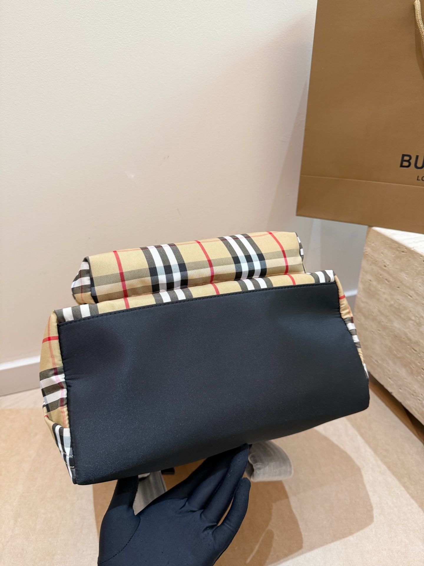 P150 每一季Bur*总要做一件爆款来提升知名度，顺便带动整个品牌的销量。今年春季，这个爆款非&ldquo;The Rucksack军旅背包&rdquo;莫属。巴宝莉双肩包🎒这款背包以标志性Burberry Trench风衣的独创面料作为灵感来源，采用与棉质嘎巴甸同为密织结构的柔韧尼龙材质制成。尺寸：28*37