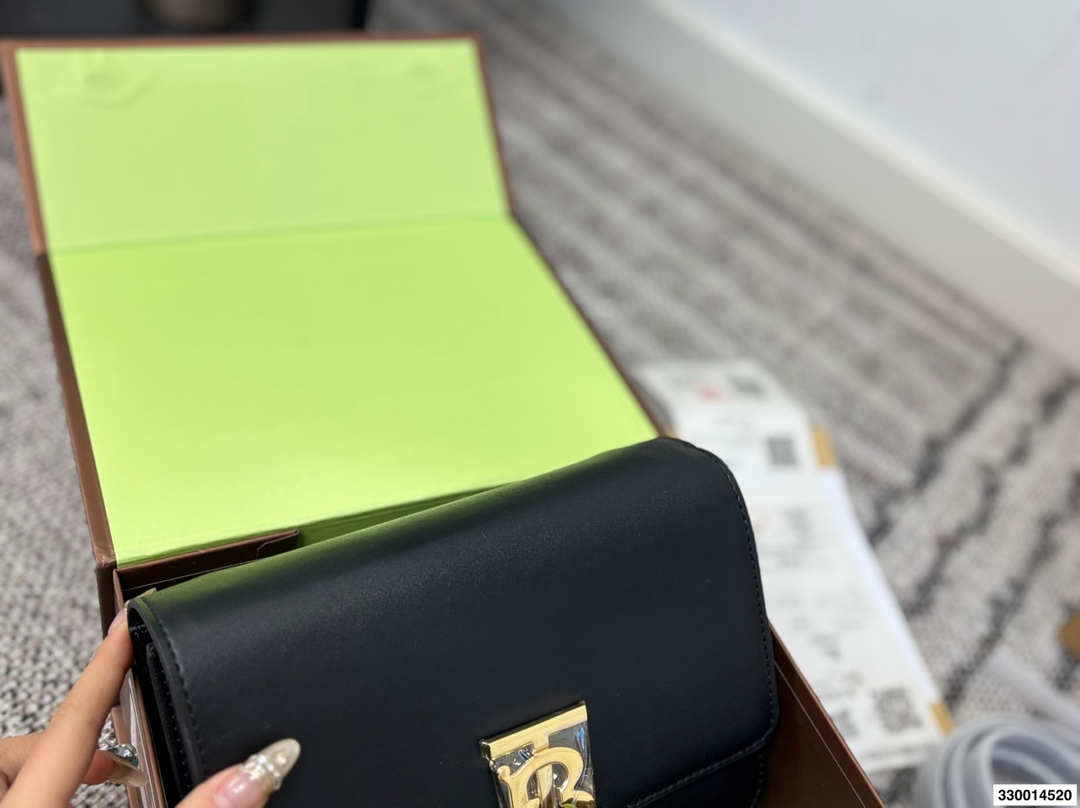 p170 配礼盒 Burberry巴宝莉TB金扣豆腐包 白色超美太适合春夏了 尺寸22.15