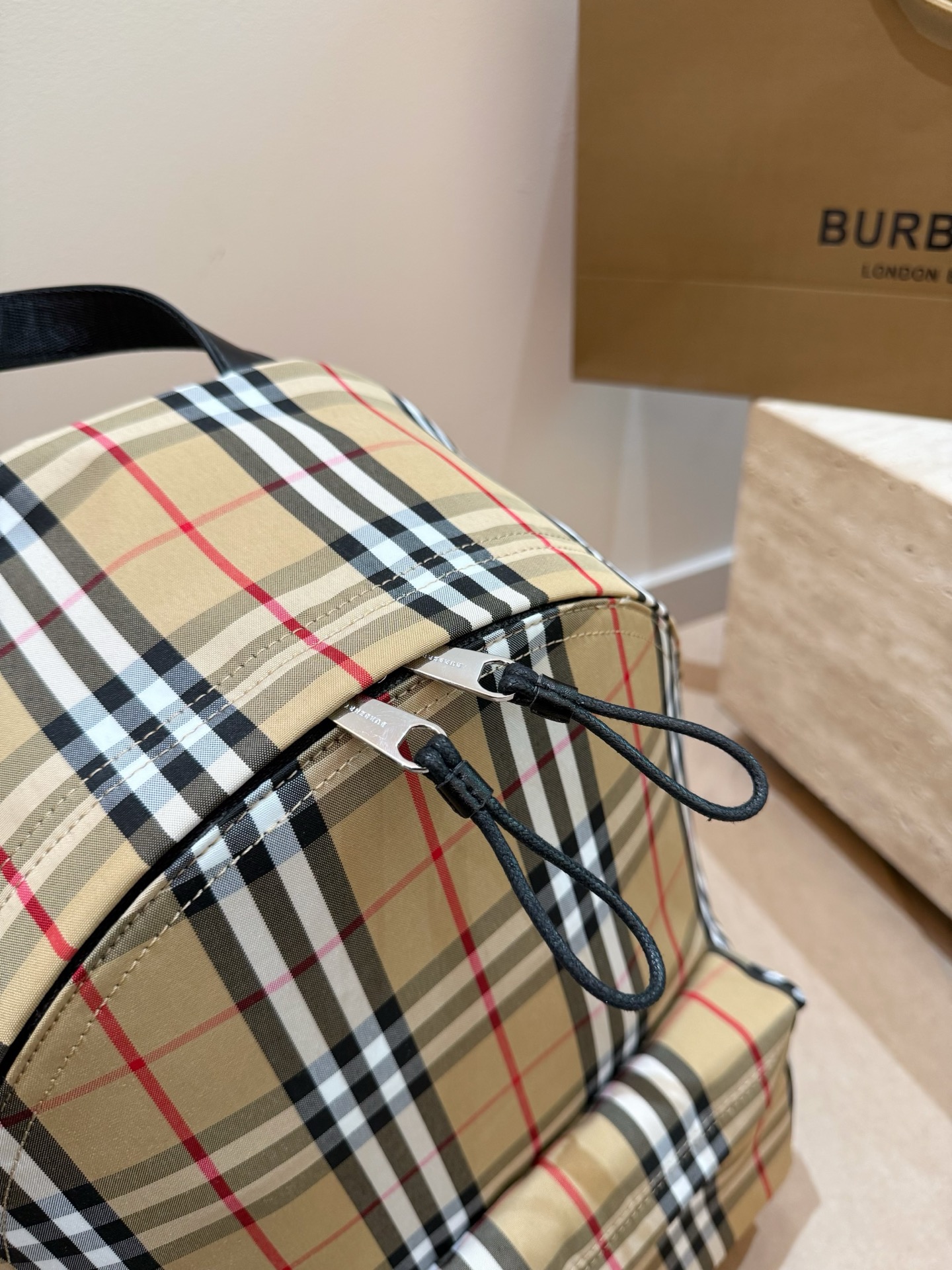 P150 每一季Bur*总要做一件爆款来提升知名度，顺便带动整个品牌的销量。今年春季，这个爆款非&ldquo;The Rucksack军旅背包&rdquo;莫属。巴宝莉双肩包🎒这款背包以标志性Burberry Trench风衣的独创面料作为灵感来源，采用与棉质嘎巴甸同为密织结构的柔韧尼龙材质制成。尺寸：28*37