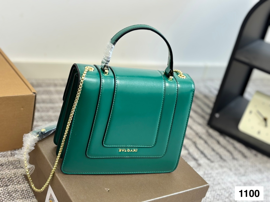 P135 礼盒🎁 宝格丽Bvlgari 神仙合作款 Ss24限定系列 撞色新款 原版珐琅蛇头 A爆啦 原单品 Woc风琴包 内里原版隔断 [得意]可单肩可斜挎 万年不过时 专柜对版 彰显高级品味 如果女人衣柜里面没有一款宝格丽就称不上一个完美的女人❤️进口原版珐琅蛇头扣 五金扣好质感巨百搭，质量好到爆棚 版型油边超级牛[得意][得意]细节决定品质[玫瑰]尺寸：23 18cm