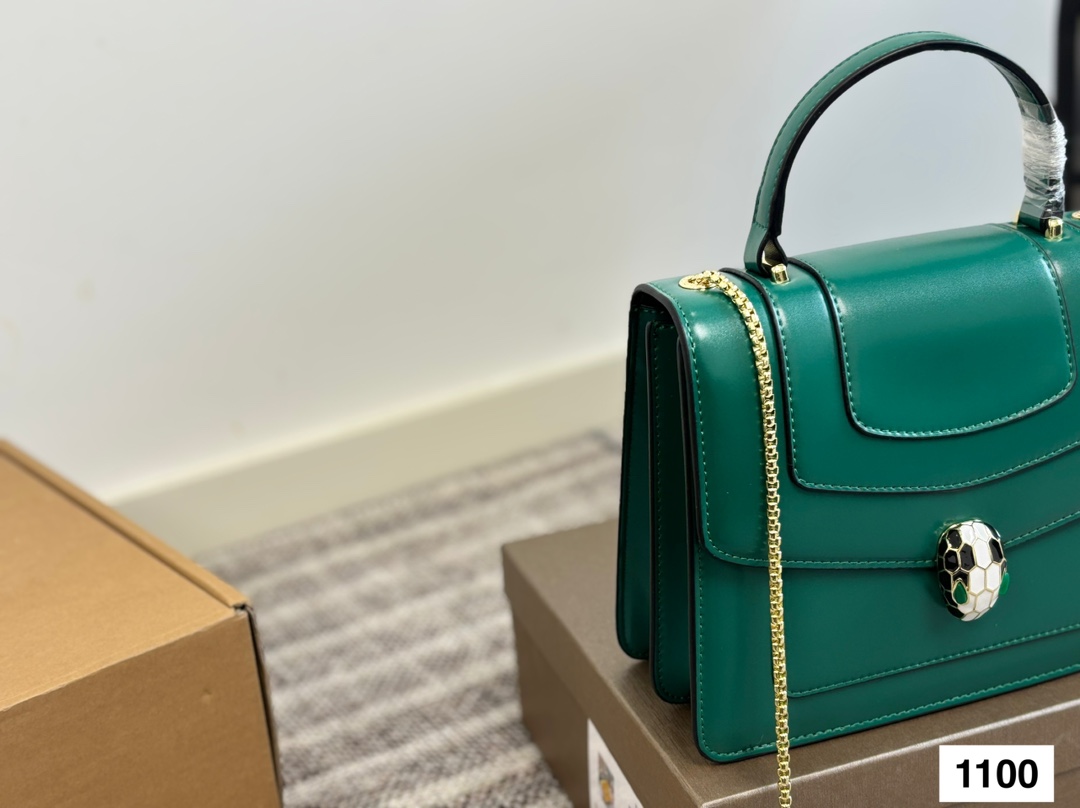 P135 礼盒🎁 宝格丽Bvlgari 神仙合作款 Ss24限定系列 撞色新款 原版珐琅蛇头 A爆啦 原单品 Woc风琴包 内里原版隔断 [得意]可单肩可斜挎 万年不过时 专柜对版 彰显高级品味 如果女人衣柜里面没有一款宝格丽就称不上一个完美的女人❤️进口原版珐琅蛇头扣 五金扣好质感巨百搭，质量好到爆棚 版型油边超级牛[得意][得意]细节决定品质[玫瑰]尺寸：23 18cm