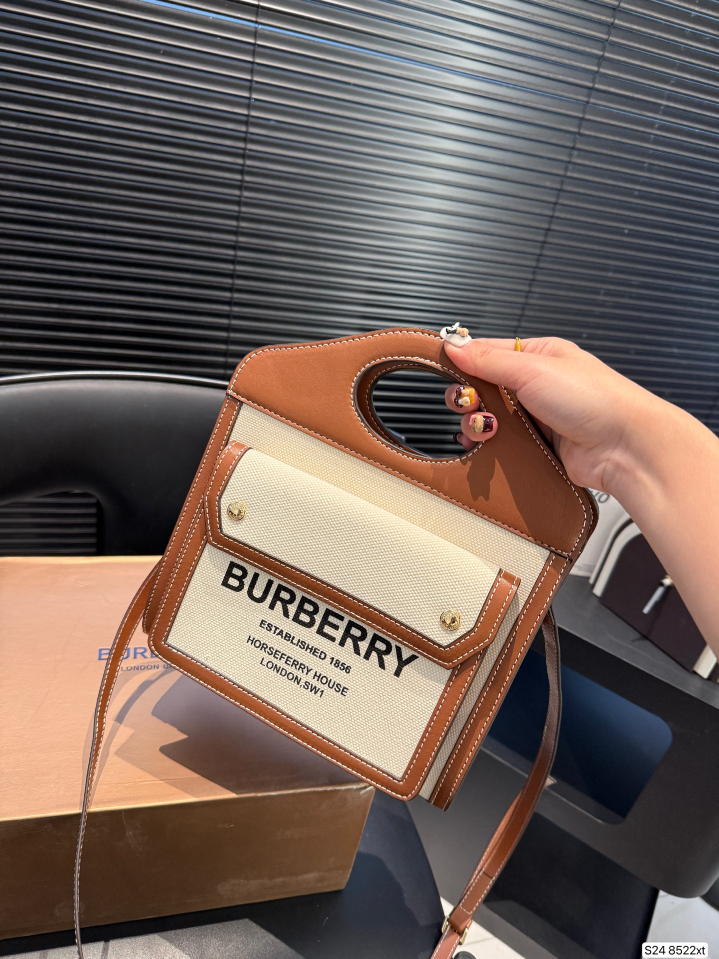 P170 配折叠盒 这款包包算是Burberry家的爆款啦‼️白棕双拼,满满的复古文艺风,又有一种优雅的高级感,更是时尚达人明星街拍的常客了~ 尺寸23 22 货号8522