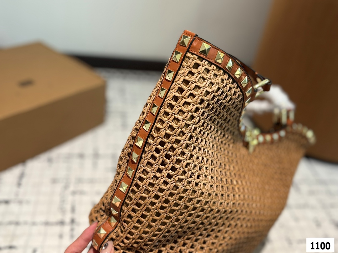 P190 Valentino 华伦天奴编织包24春夏浓浓的度假风，却也适合日常觉得这样的包包得有一个，毕竟，海浪、沙滩，没人想拒绝# 尺寸：31 29