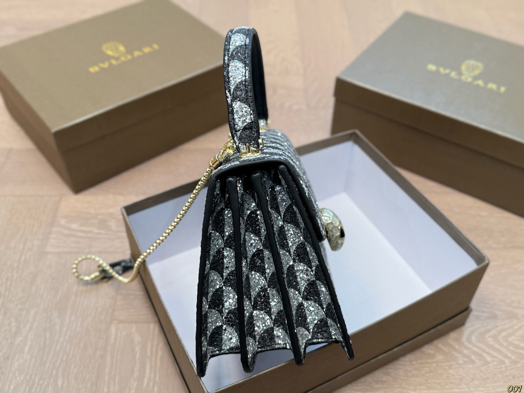 &yen;155配盒 宝格丽 Bvlgari蛇头包 ⚠️顶级原单 不愧是开挂般的存在 包身轻便 百搭 给予满满的高级感 尺寸21 15