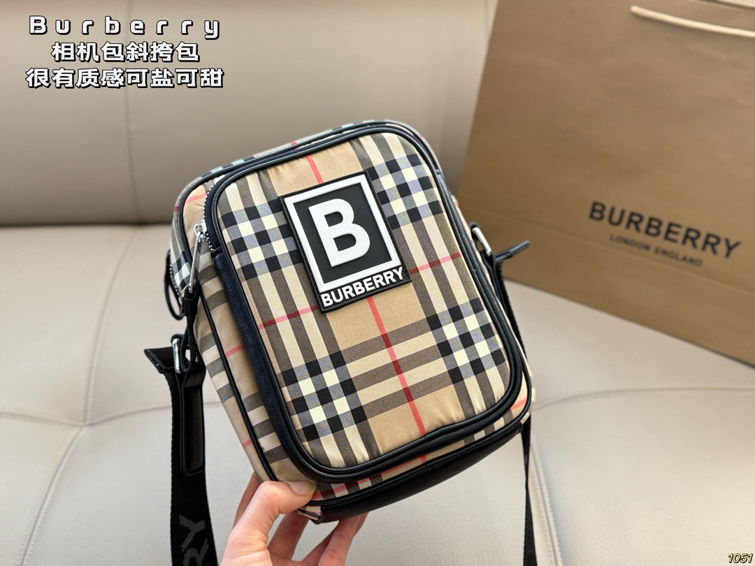 &yen;130 Burberry 巴宝莉相机包 男女都可以背的款式 自己背腻了还可以给男朋友 超喜欢随性帅气的包包 尺寸17 22