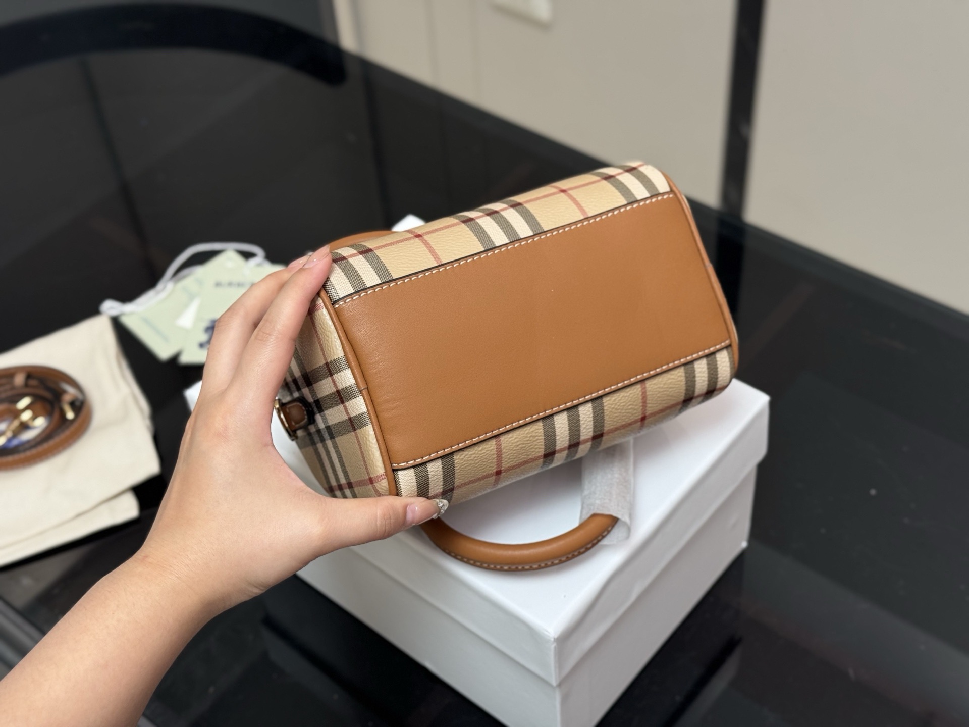 &yen;160 配盒 size:20.13cm 巴宝莉｜敲可爱的枕头包~ 多配色、手提斜挎随心搭配~