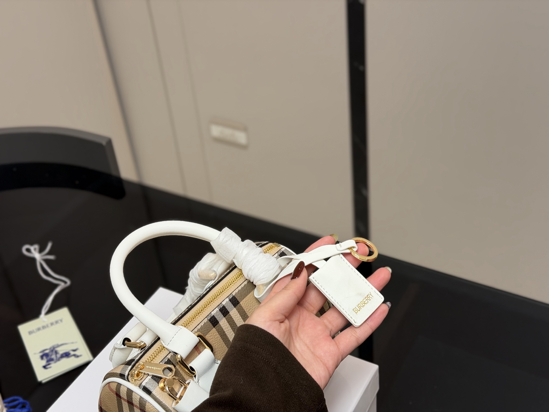 ¥160 配盒 size:20.13cm 巴宝莉|敲可爱的枕头包~ 多配色、手提斜挎随心搭配~