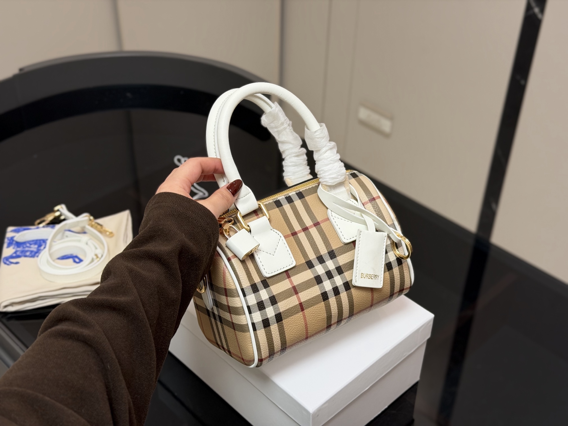 ¥160 配盒 size:20.13cm 巴宝莉|敲可爱的枕头包~ 多配色、手提斜挎随心搭配~