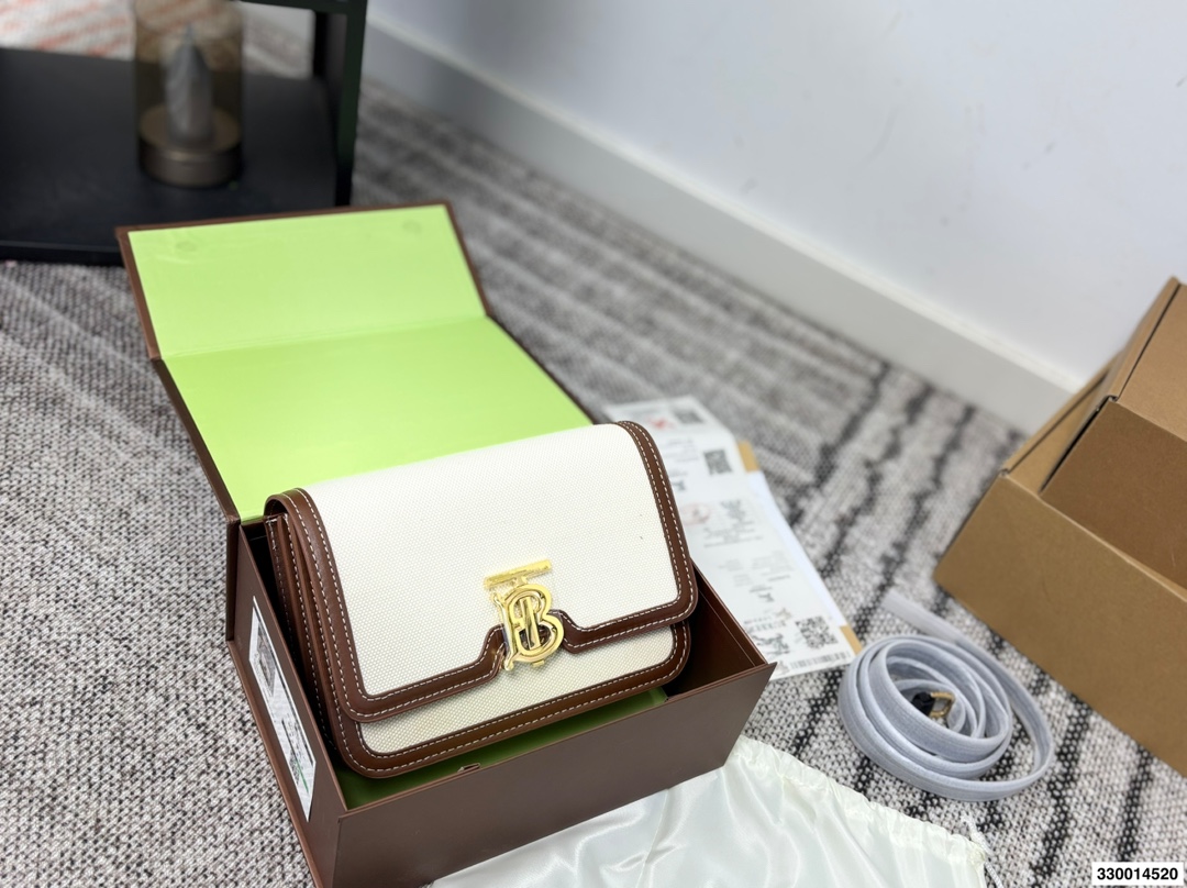 p170 配礼盒 Burberry巴宝莉TB金扣豆腐包 白色超美太适合春夏了 尺寸22.15