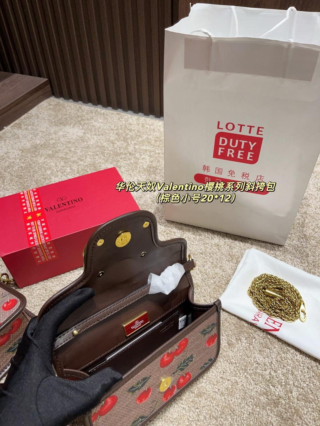 大号p175配盒⚠️尺寸26.12 小号p170配盒⚠️尺寸20.12 华伦天奴Valentino樱桃系列斜挎包 春夏系列 ，丰富的色彩、复杂的图案和多层次的材质，打造出强烈的视觉冲击，Freen轻松驾驭，优雅又性感~传递出春夏季节的浪漫与活力，为品牌注入新的活力！