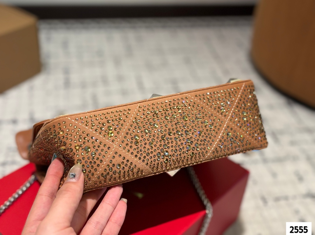 P210 （礼盒包装） valentino vsling 满钻托特包 华伦天奴一款手提包，连接肩带的话，可以作为单肩包或斜挎包使用包包正面的V标华伦天奴特有的标志 高级感 时髦 good#华伦天奴尺寸：24.18