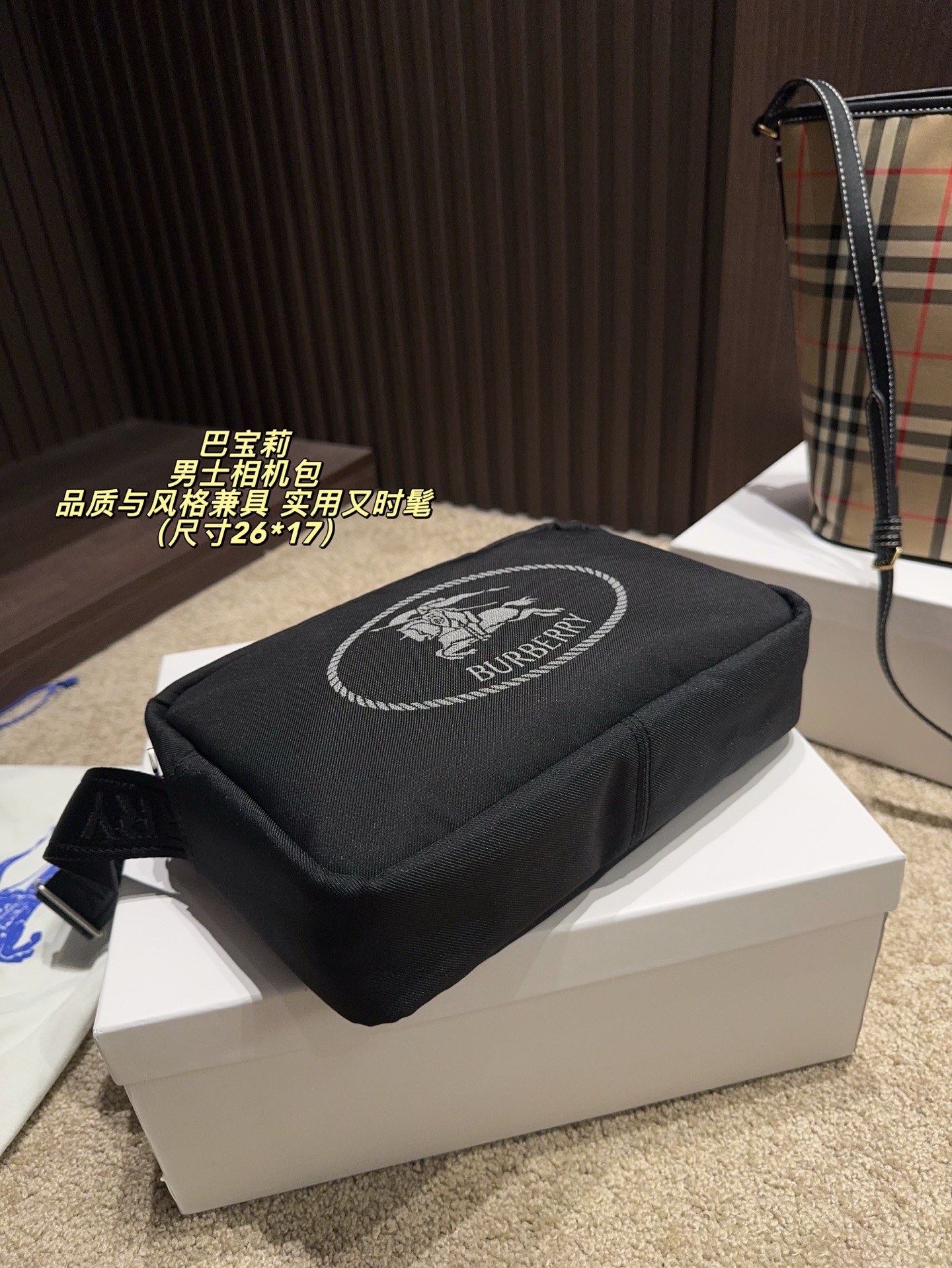 P160配盒⚠️尺寸26*17 Burberry 巴宝莉 男士相机包 黑色尼龙材质＋战马刺绣，英伦风满满！双隔层设计，收纳超方便。肩带可调节，斜挎or手提都OK，通勤、旅行都能轻松驾驱。尼龙轻便耐用，日常出门无压力，实用又时髦，是Burberry经典系列，品质与风格兼具，超适合追求质感的你！