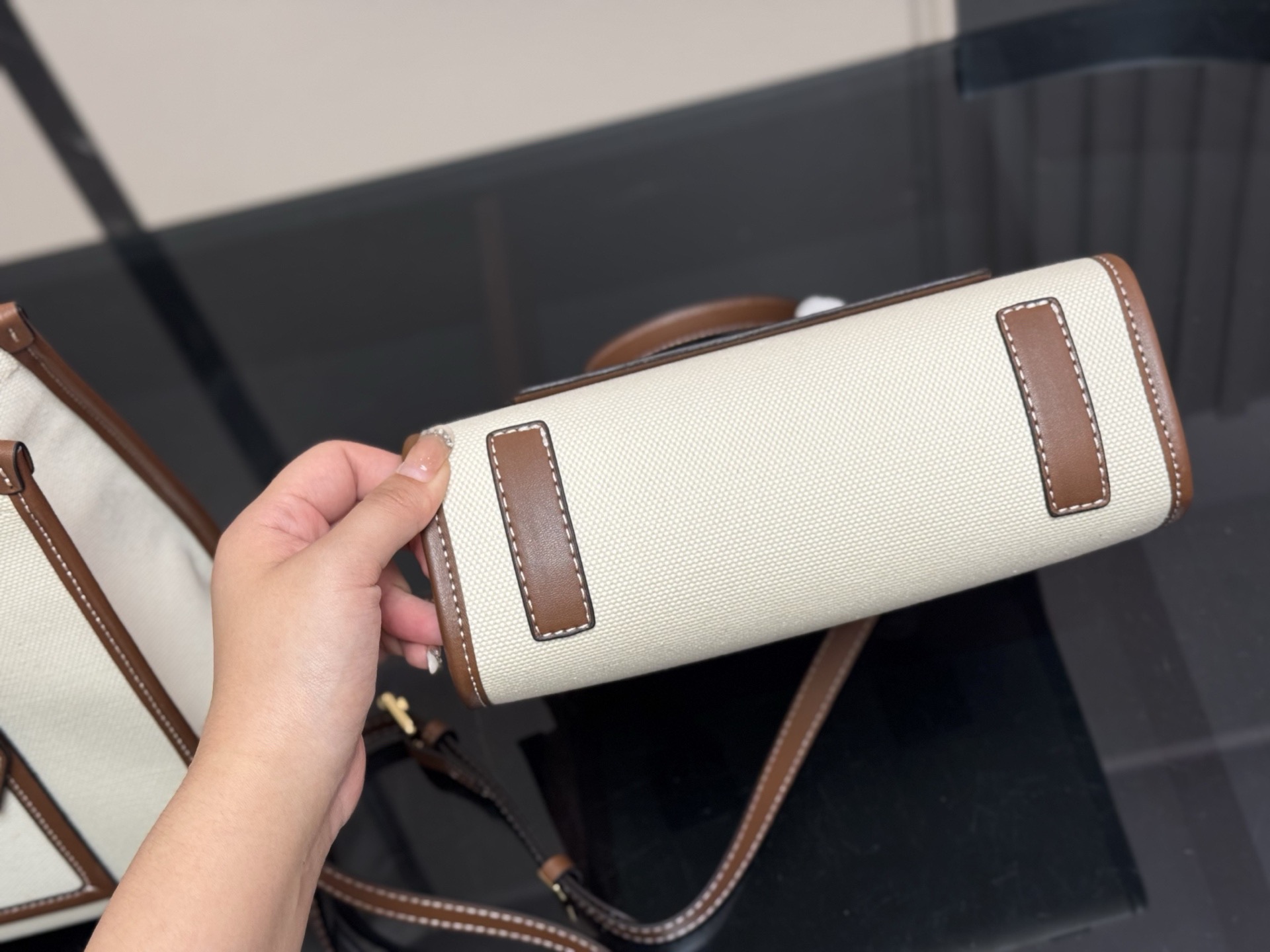 &yen;150 &yen;140 size： 33.25cm 23.19cm 巴宝莉Freya 帆布tote（托特） 方方正正的外形自带一股复古学院气息！ 真的好爱粉色 夏天小托特的不二选择!