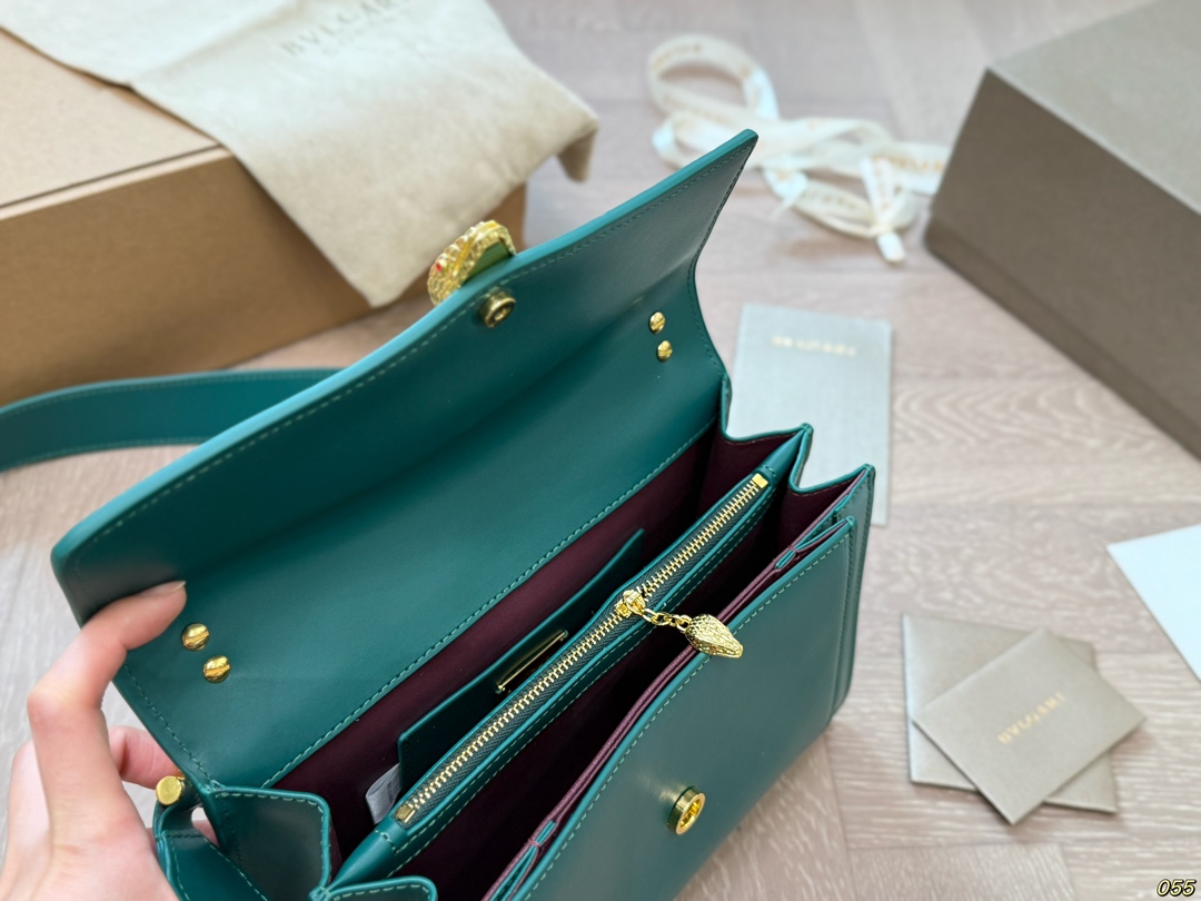 &yen;210飞机盒 宝格丽 Bvlgari蛇头包 ⚠️顶级原单 不愧是开挂般的存在 包身轻便 百搭 给予满满的高级感 尺寸25 17