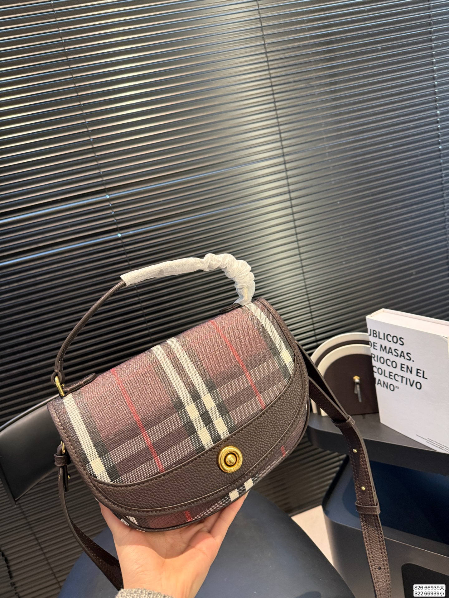 大号P180 小号P160 当经典格纹,邂逅浓郁秋色 复古⻛格的摩登面貌 🟣 复古格纹永不过时 高级感穿搭公式,一件Burberry就够了。 尺寸大24 19 小18 13 货号66939