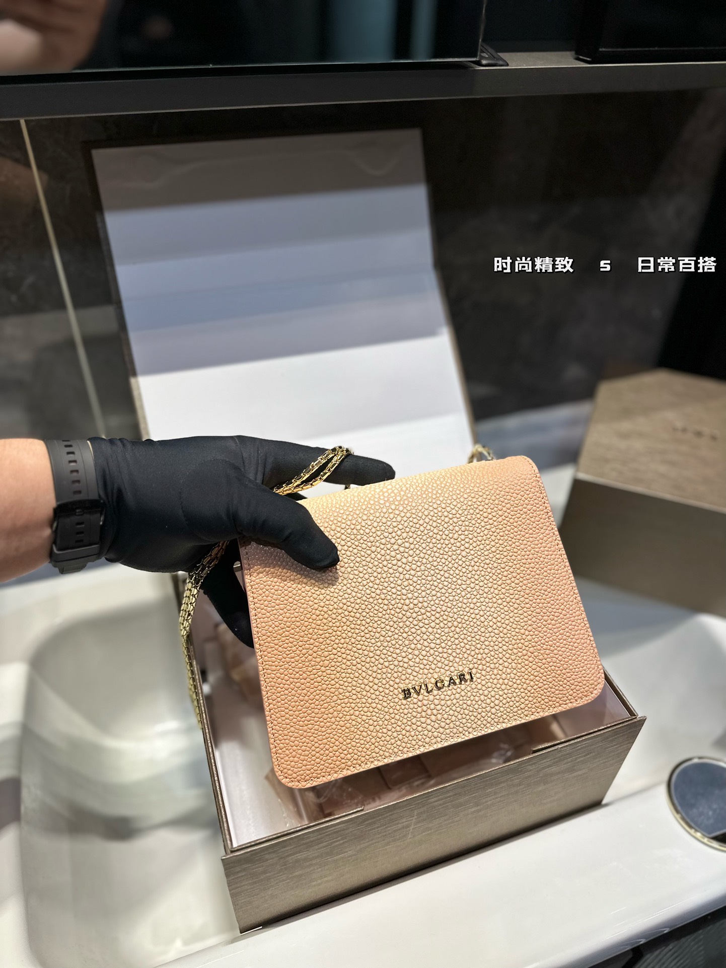 ❤️p200/p200❤️ 宝格丽Bvlgari, 原单品 原单皮质! 原单五金(一定要⚠️链条) 牛皮品质🐂🐂 进口珐琅彩五金扣 好质感巨百搭 一定要⚠️⚠️五金! 尺寸:22*14cm /20cm 还有原版小镜子哦
