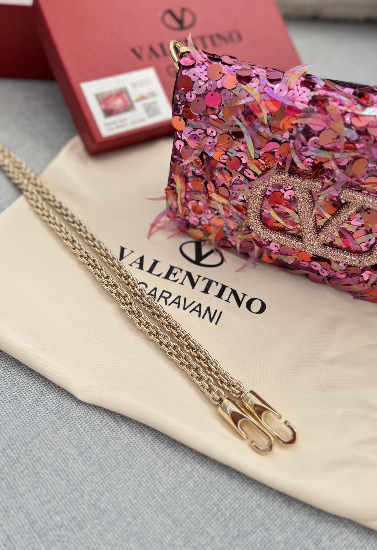 P420 配盒🎀 size：22&times;14 Valentino华伦天奴 亮片 链条包 手提单肩斜挎包 华伦天奴 Loco亮片单肩包上身效果很惊艳，高级又不刻板美尽在其中，神秘有灵气的小性感 出席宴会晚会之类时一定要选择亮闪闪